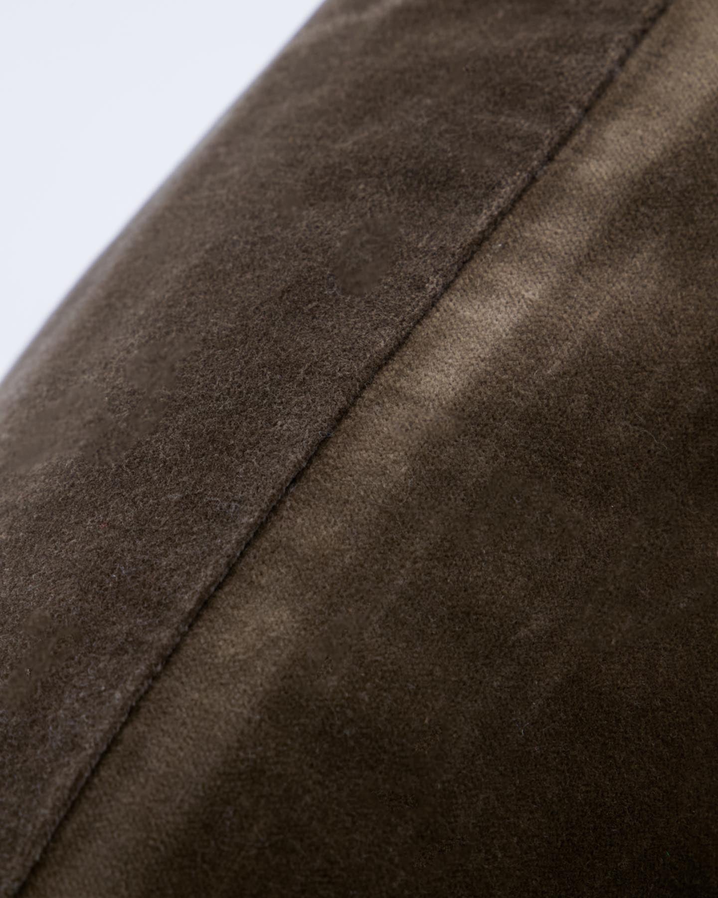 Gestalten Sie Ihr Zuhause mit dem Kissenbezug HDPlay in Braun von House Doctor. Aus weichem Baumwollsamt, ideal für einladende Wohnräume.