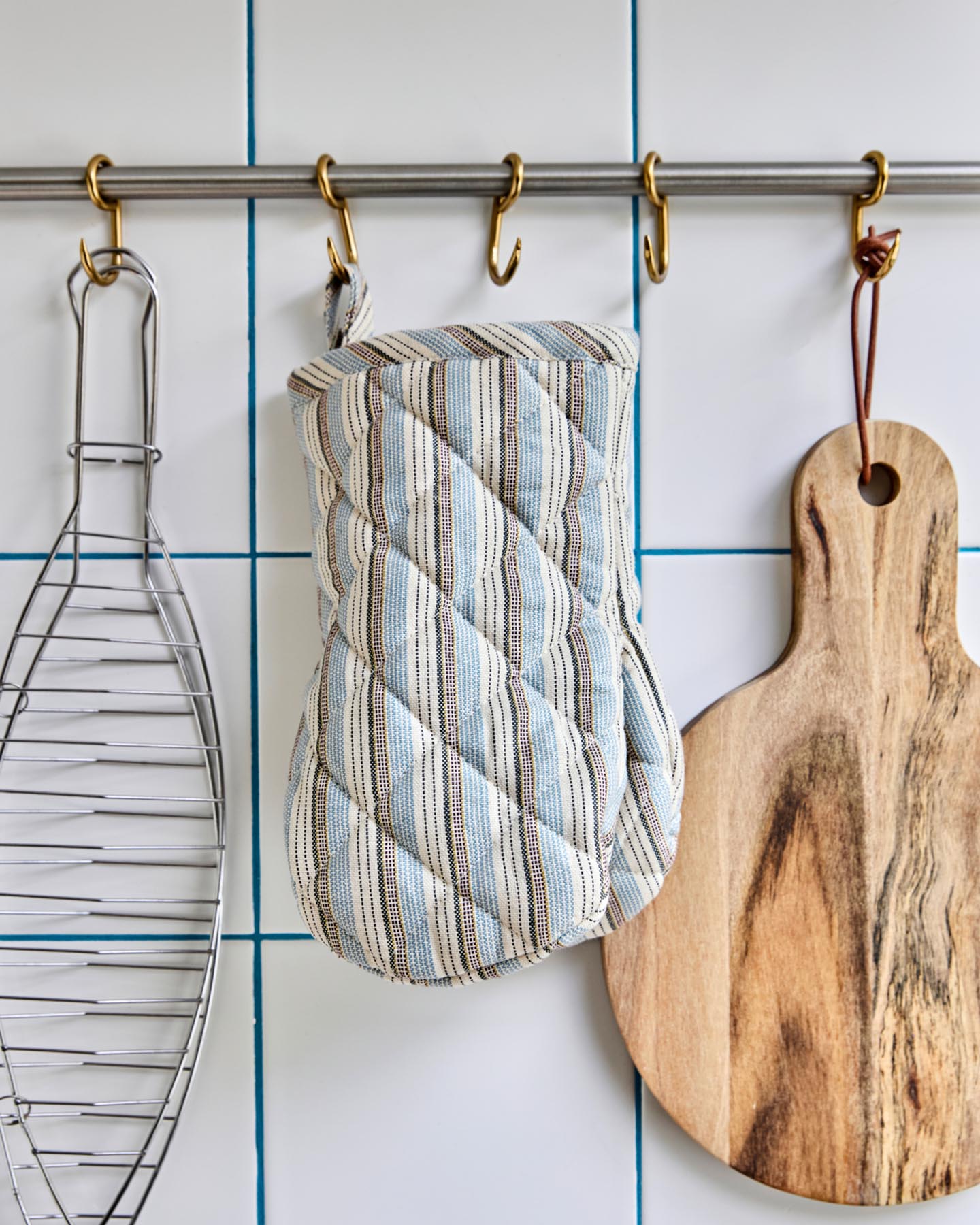 Entdecken Sie die eleganten Küchenhandschuhe HDChef in Blau und Sand von House Doctor. Hochwertige Baumwolle, stilvolles Design und optimaler Hitzeschutz für Ihre Küche.