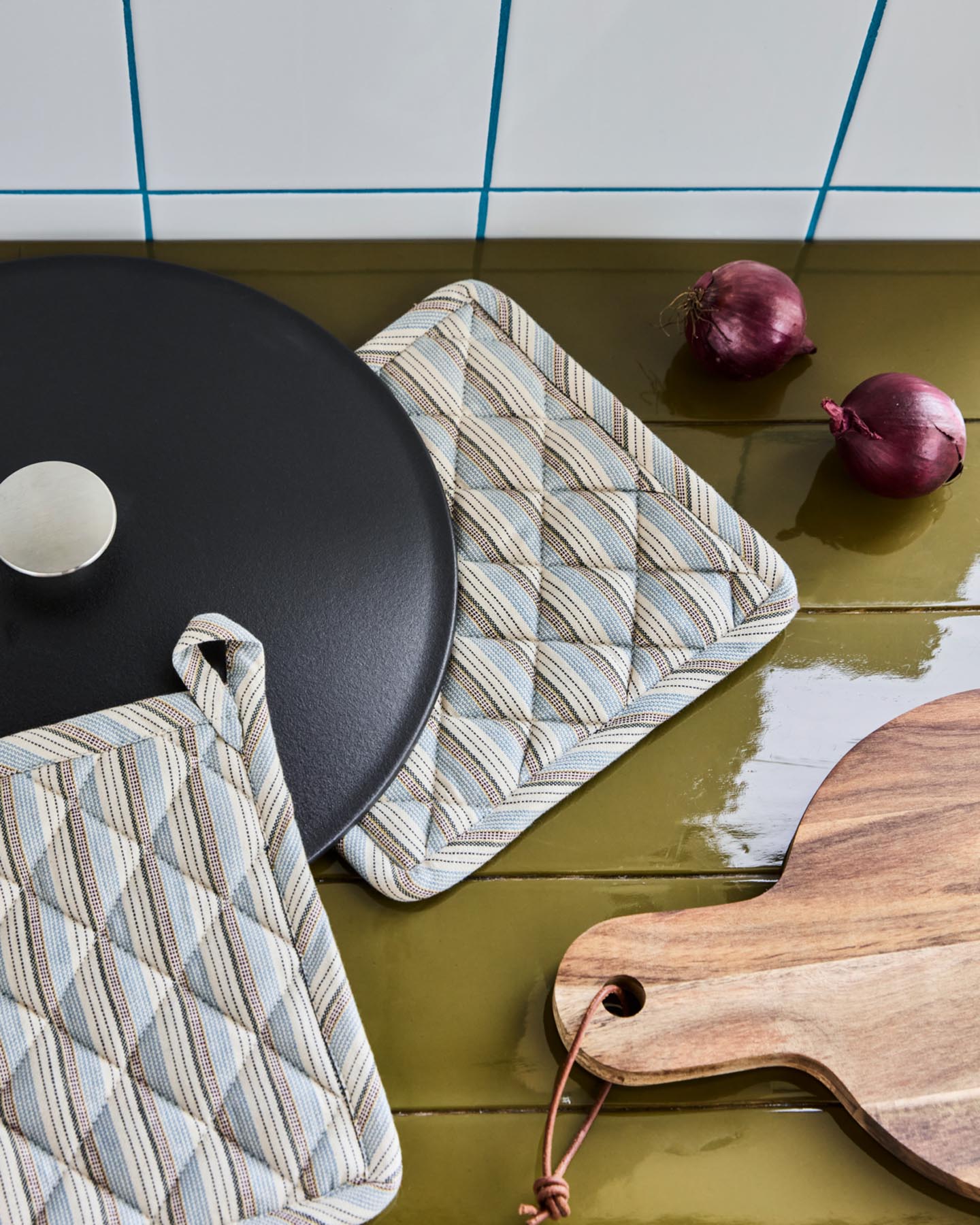 Entdecken Sie die eleganten Topflappen HDChef in Blau und Sand von House Doctor – stilvoller Schutz und praktisches Küchenaccessoire.