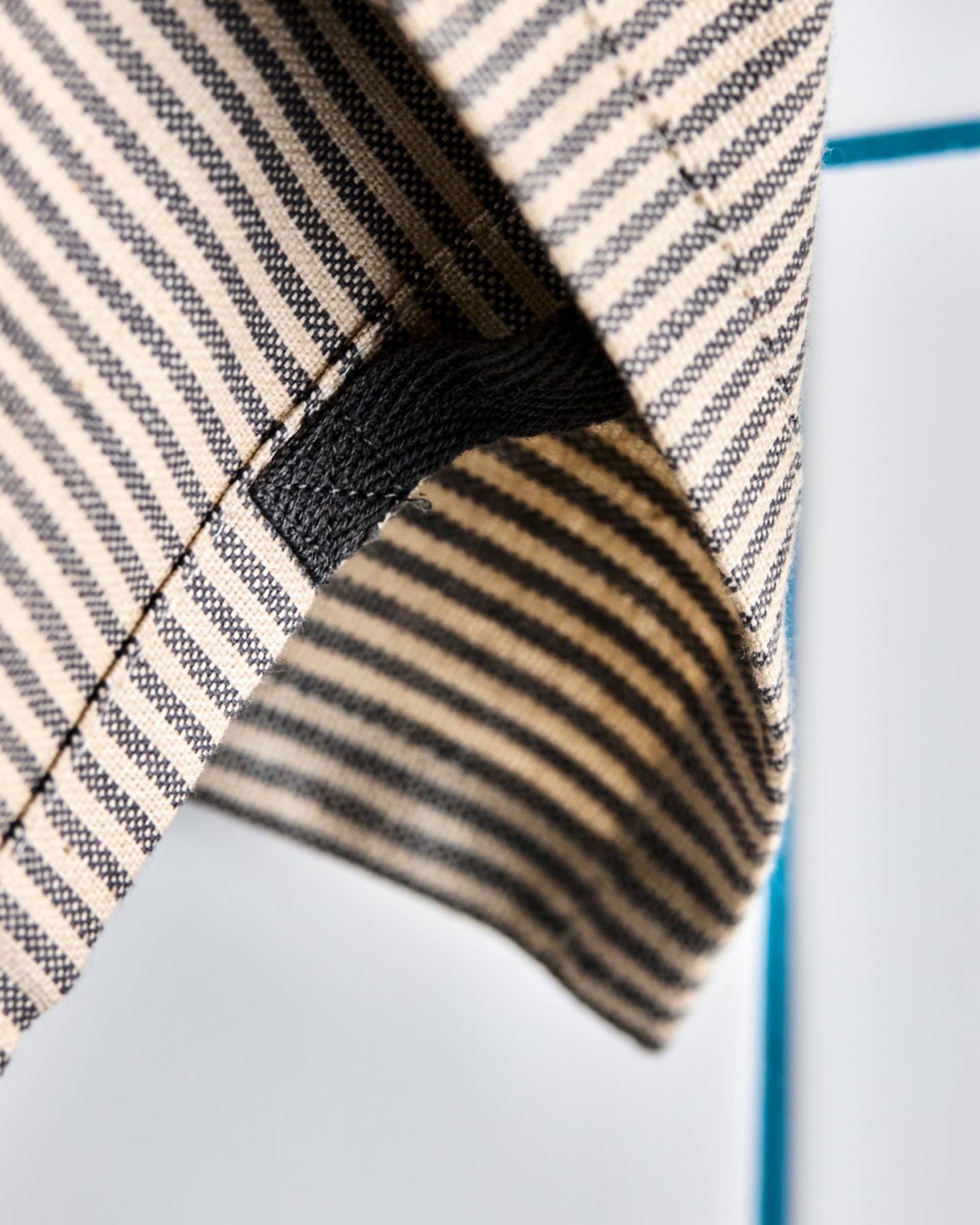 Verleihen Sie Ihrer Küche mit den HDCook Geschirrhandtüchern in Dunkelgrau von House Doctor einen Hauch von Eleganz. Diese aus 100 % Baumwolle gefertigten Tücher sind nicht nur funktional, sondern auch ein stilvolles Accessoire.