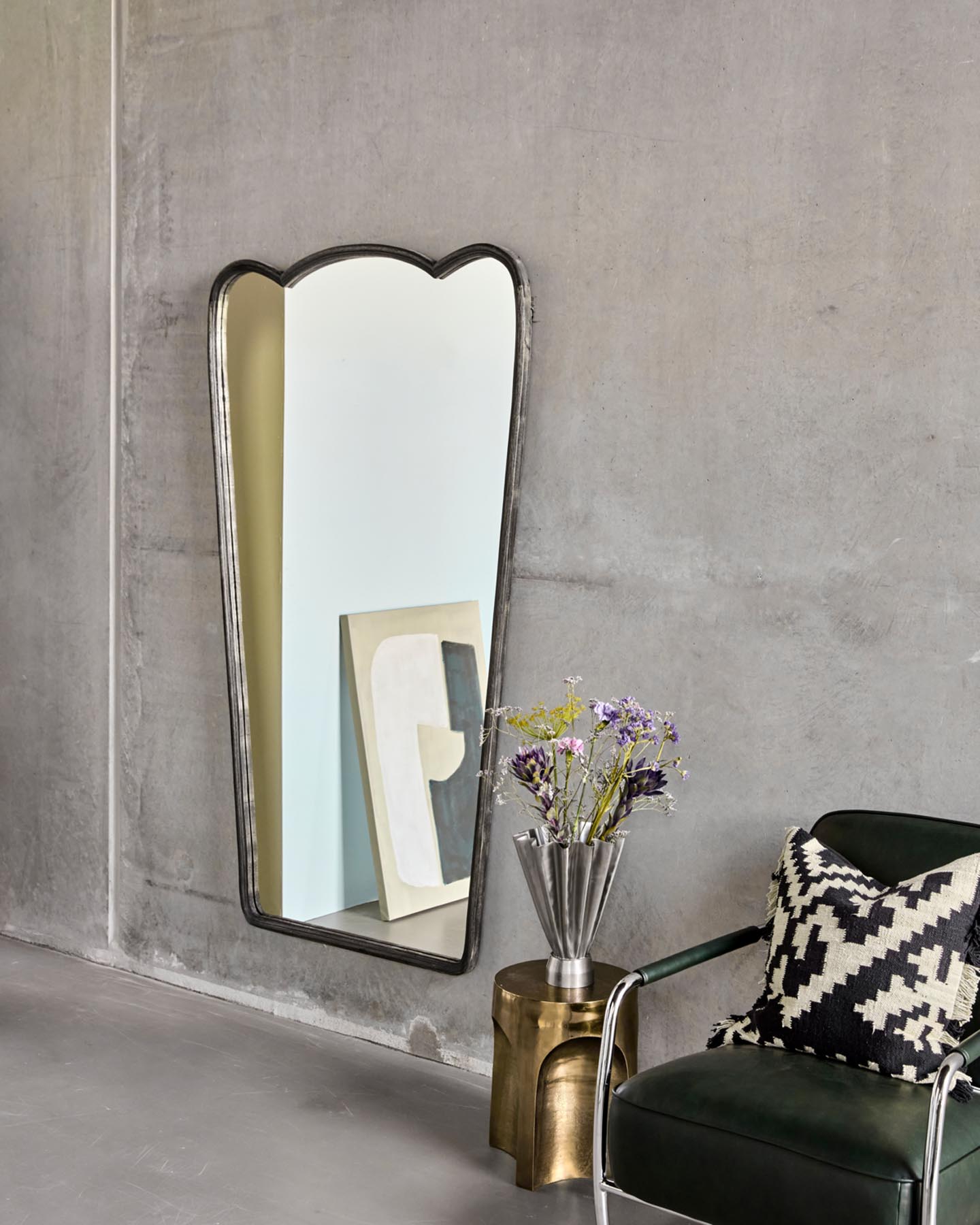 Eleganter Wandspiegel HDJamp von House Doctor in tiefem Schwarz. Handgefertigter Mangoholzrahmen mit kunstvollen Bögen für individuelle Akzente.