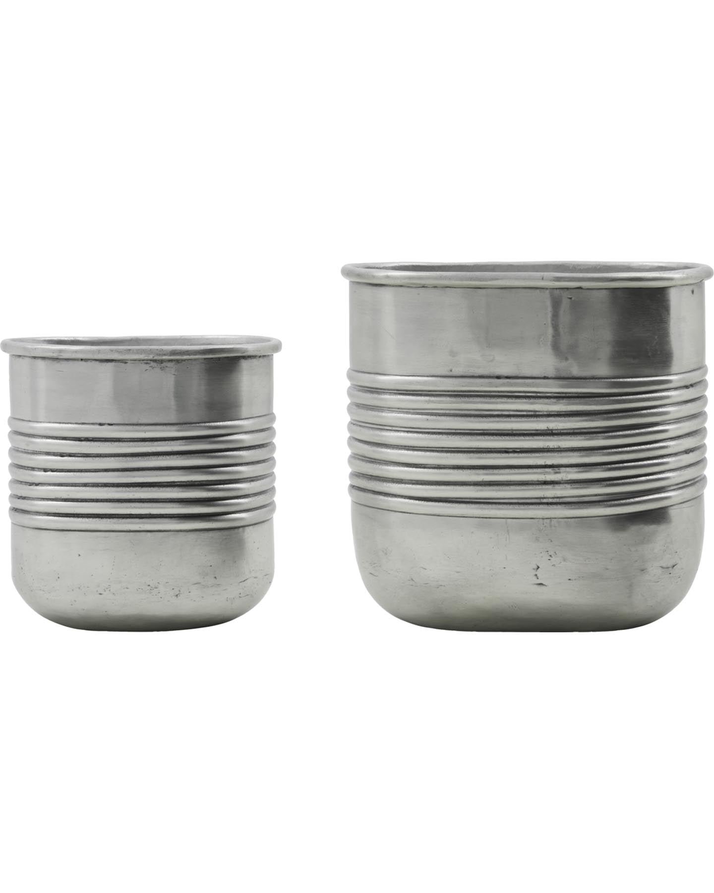 Entdecken Sie den handgefertigten Pflanzer HDGroove von House Doctor im eleganten Antiksilber-Finish. Ideal für kreative Wohnideen und stilvolle Akzente.