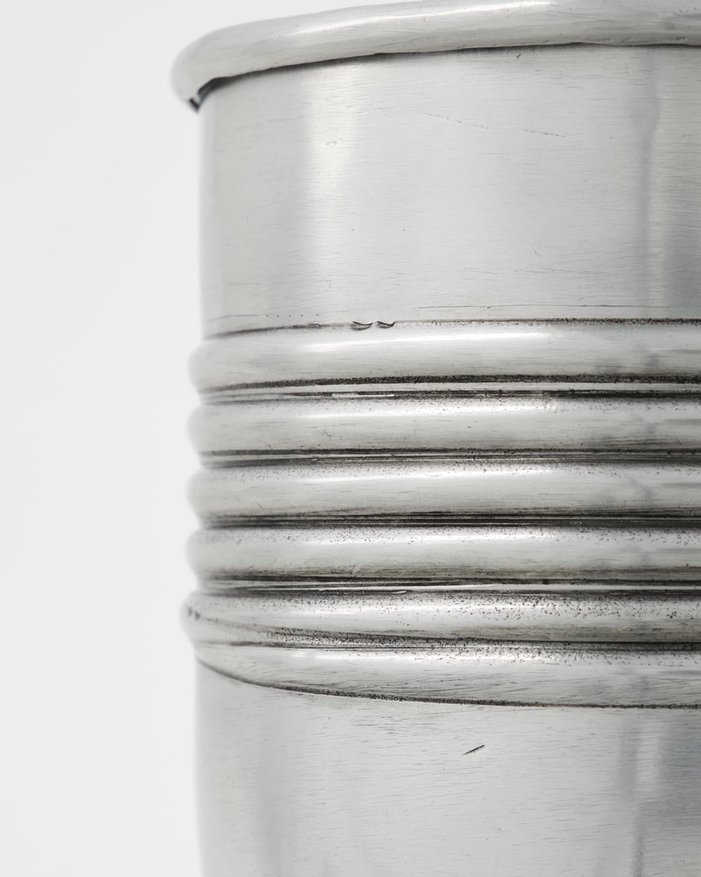 Verleihen Sie Ihrem Zuhause mit dem einzigartigen Pflanzer HDGroove von House Doctor im Antiksilber-Finish einen Hauch von Bohème. Handgefertigt und vielseitig einsetzbar.