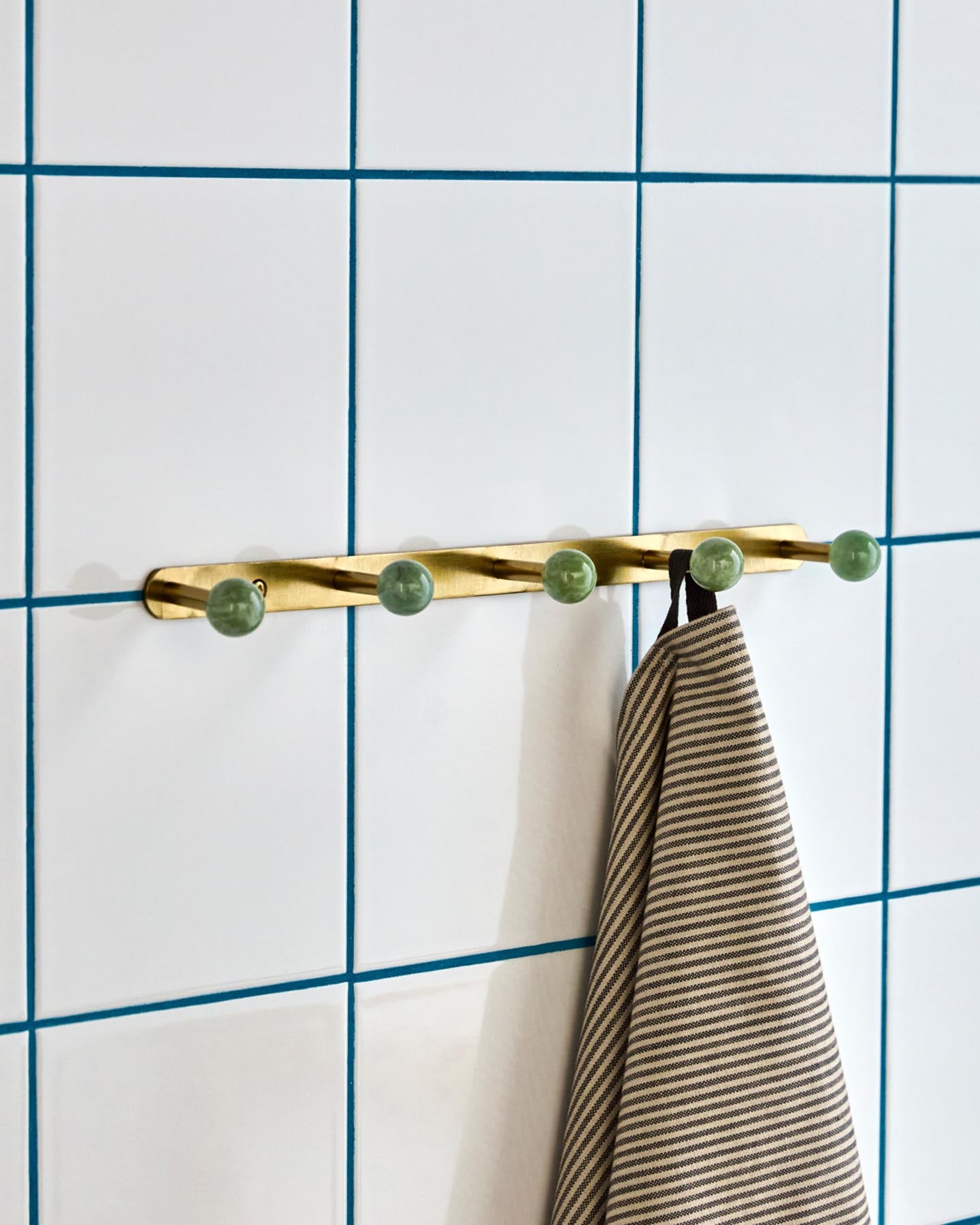 Entdecken Sie das stilvolle Rack HDBall Aqua von House Doctor – ein handgefertigtes Wandregal mit fünf eleganten Haken in frischem Aquamarinblau.