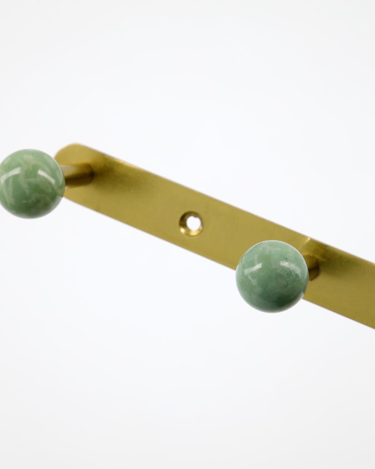 Bringen Sie frischen Wind in Ihr Zuhause mit dem handgefertigten Rack HDBall Aqua von House Doctor. Fünf elegante Haken in Aquamarin für stilvolle Ordnung.