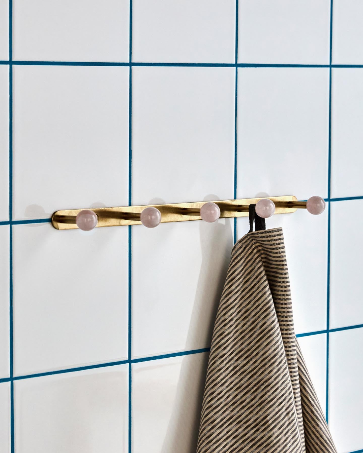 Entdecken Sie das elegante Rack HDBall in Rosa von House Doctor – handgefertigte Kleiderhaken, die Stil und Funktionalität vereinen.