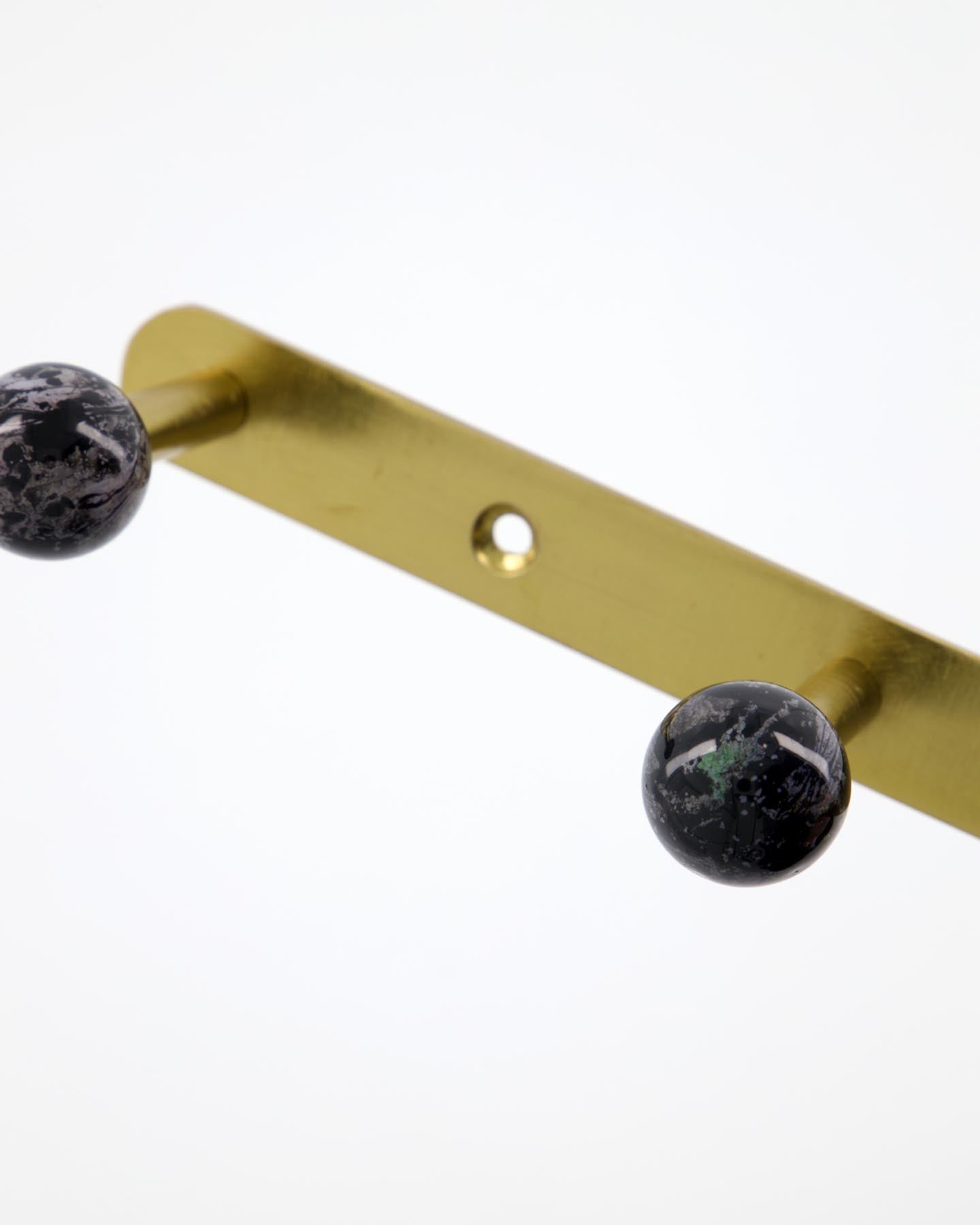 Entdecken Sie das elegante Rack HDBall in Schwarz von House Doctor – ein handgefertigtes Wandboard mit fünf runden Knöpfen für stilvolle Ordnung in jedem Raum.