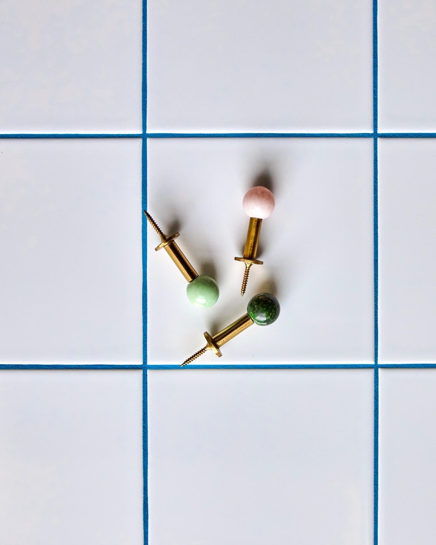 Verleihen Sie Ihren Wänden mit den handgefertigten HDBall Haken in Grün von House Doctor einen Hauch von Eleganz und Funktionalität!