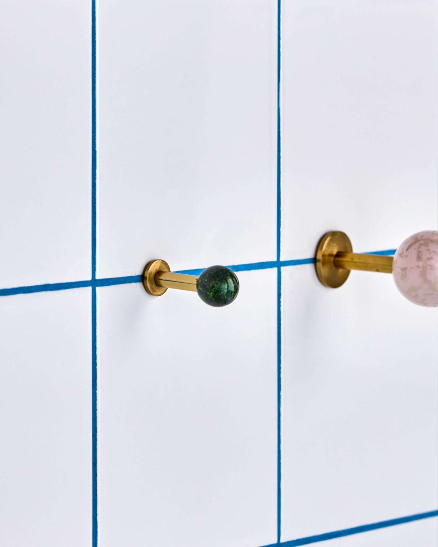 Setzen Sie mit den HDBall Haken in Grün von House Doctor stilvolle Akzente in jedem Raum. Handgefertigt und vielseitig einsetzbar!