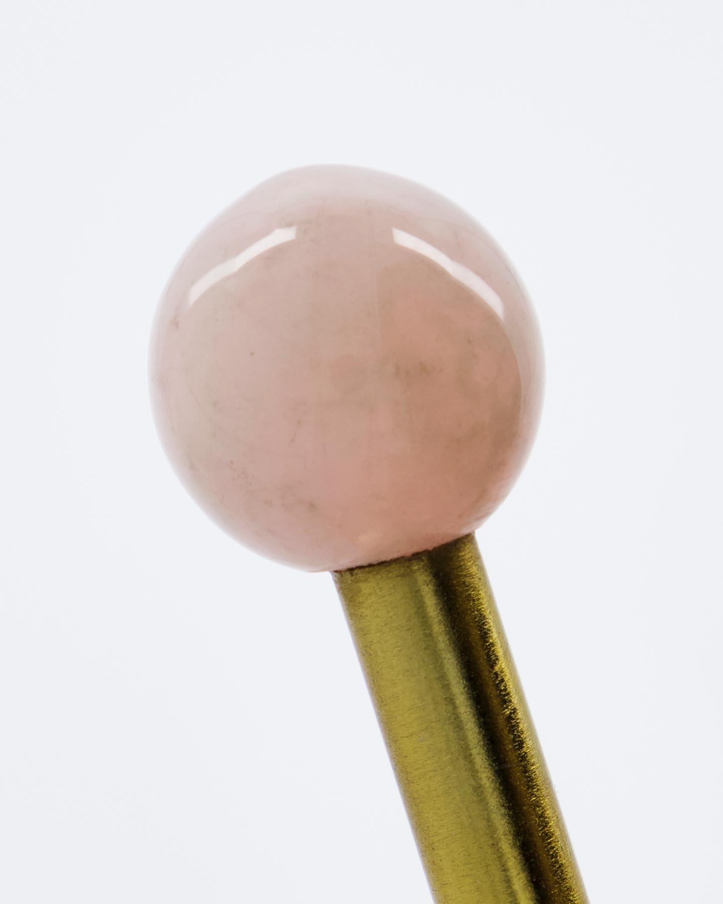 Setzen Sie stilvolle Akzente in Ihrem Zuhause mit den handgefertigten Haken HDBall in Rosa von House Doctor. Perfekt für jeden Raum!