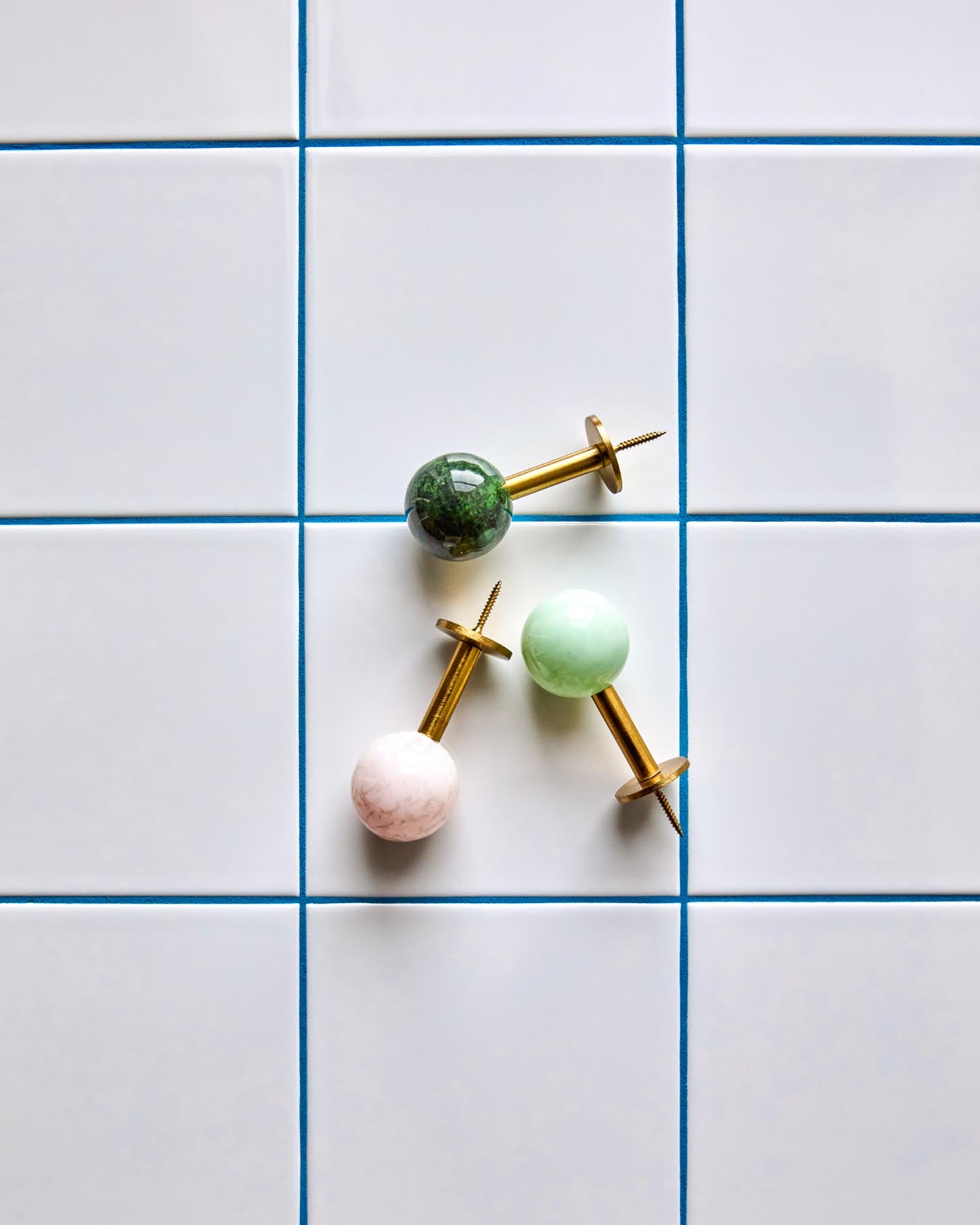 Entdecken Sie die handgefertigten Haken HDBall in Grün von House Doctor – stilvolle Akzente für jeden Raum. Funktionalität trifft auf elegantes Design!