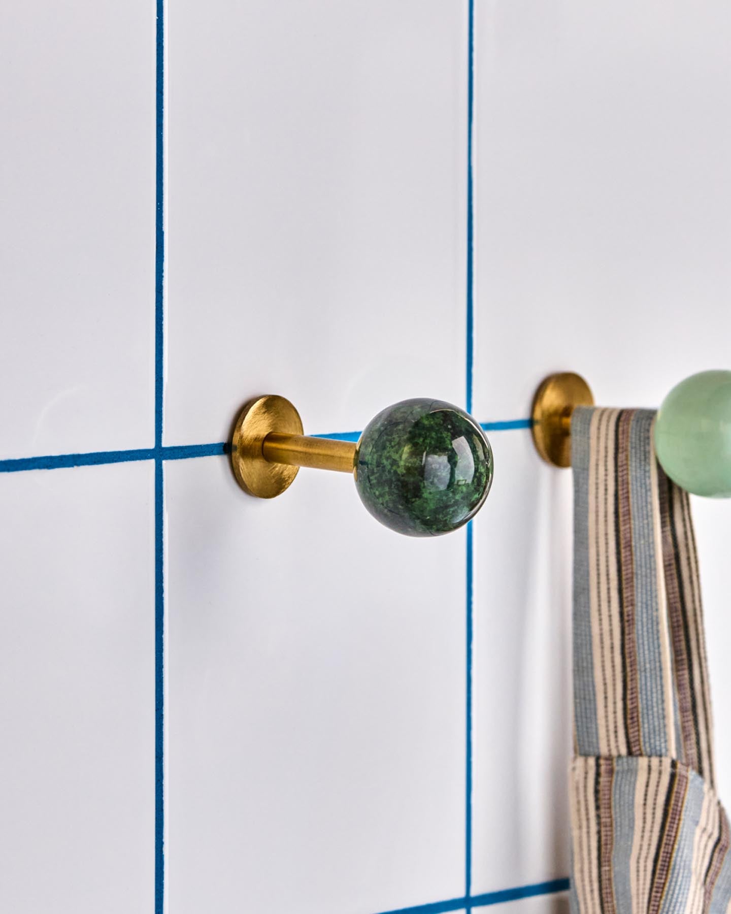 Verleihen Sie Ihrem Zuhause mit den HDBall Haken in Grün von House Doctor einen Hauch von Eleganz. Handgefertigt und vielseitig einsetzbar!