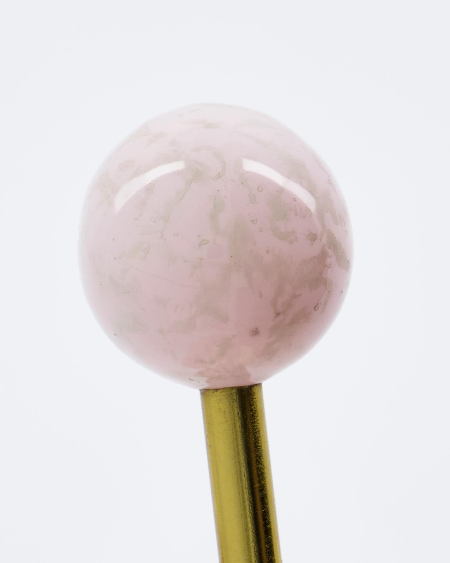 Verleihen Sie Ihrem Zuhause mit den eleganten Haken HDBall in Rosa von House Doctor einen modernen Touch. Ideal für vielseitige Einsatzmöglichkeiten!