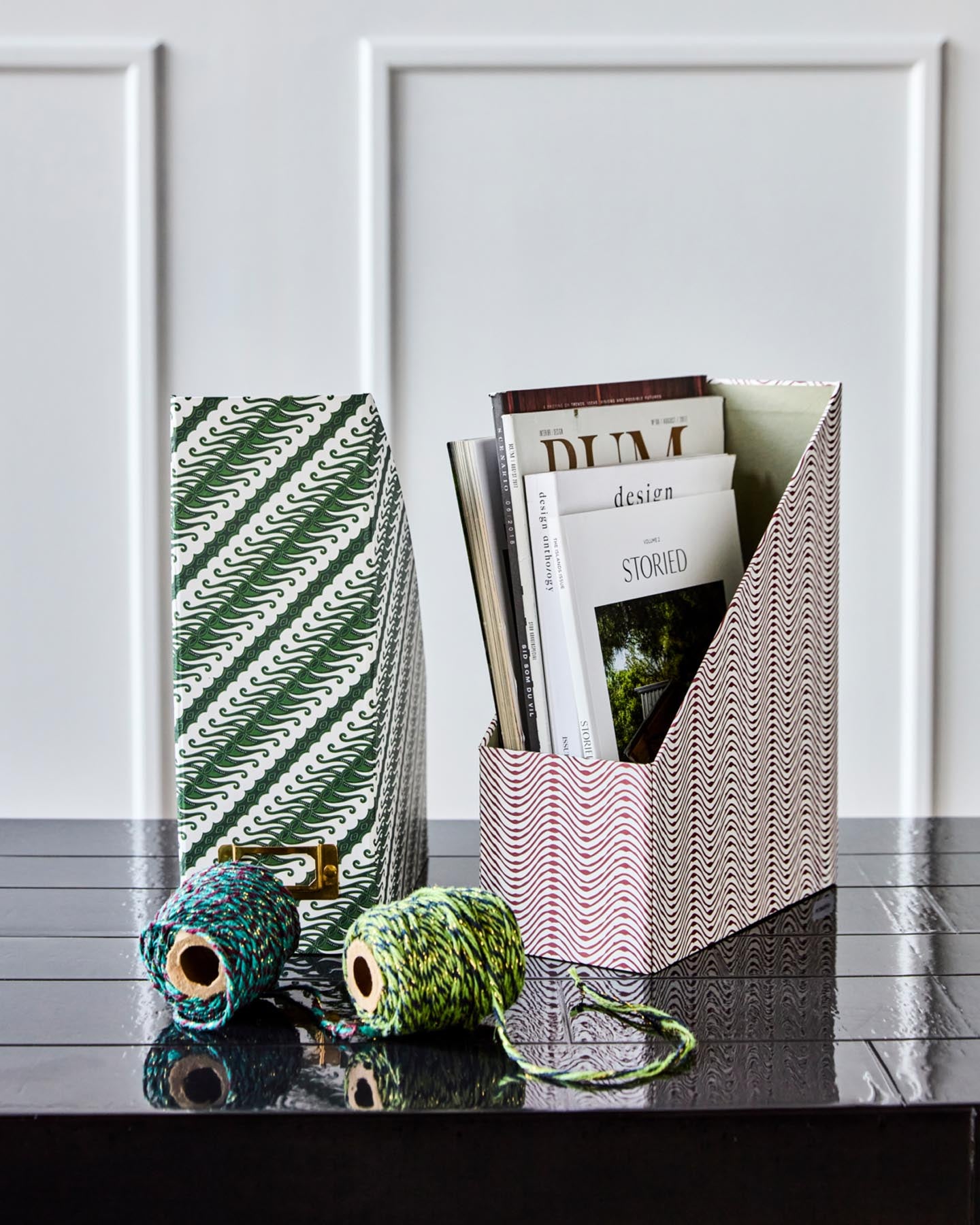 Entdecken Sie den eleganten Zeitschriftenständer HDKeep in Grün von House Doctor – die perfekte Kombination aus Stil und Funktionalität für Ihr Zuhause.