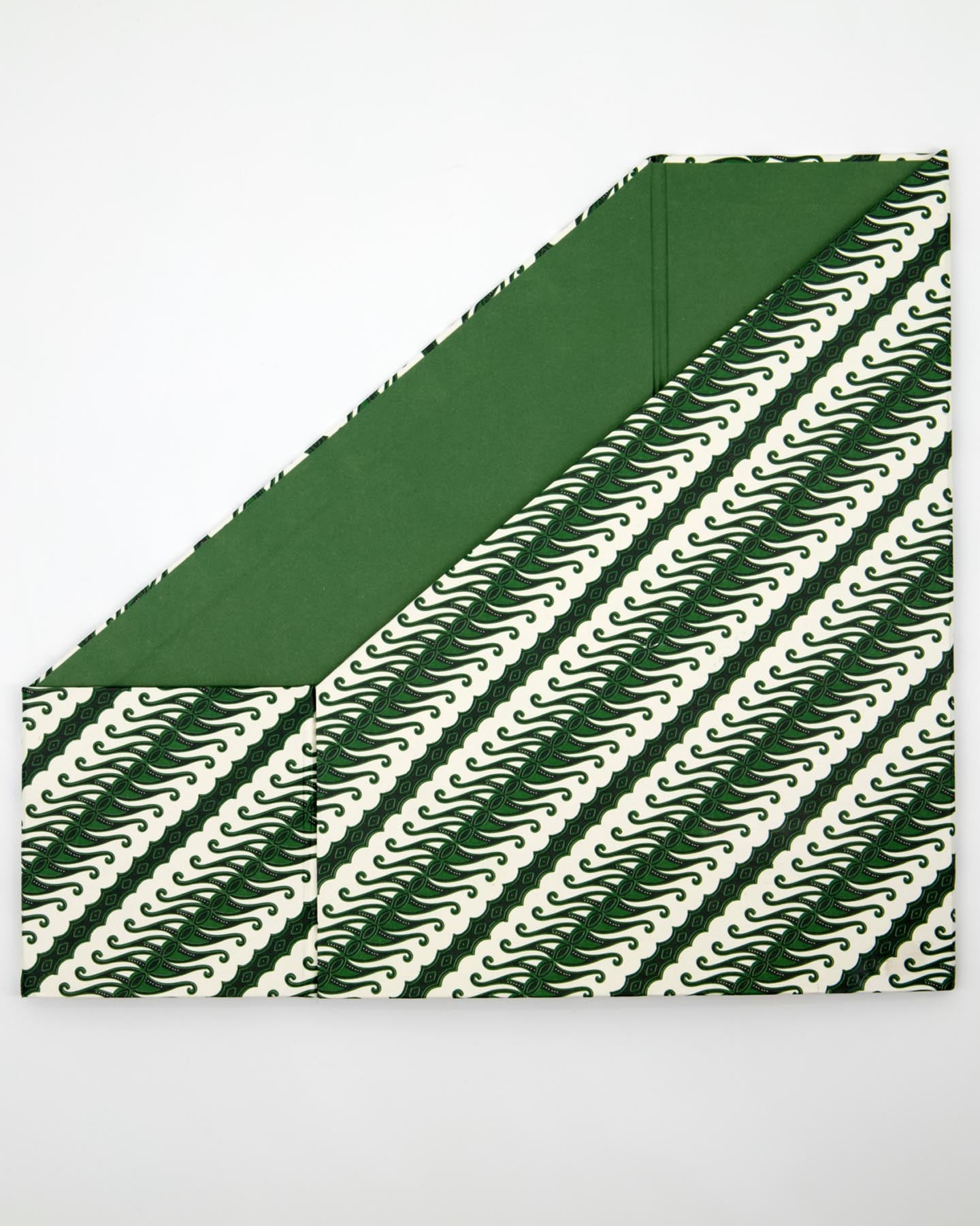 Gestalten Sie Ihr Zuhause mit dem stilvollen Zeitschriftenständer HDKeep in Grün von House Doctor – ein praktisches Accessoire für Ordnung und Eleganz.