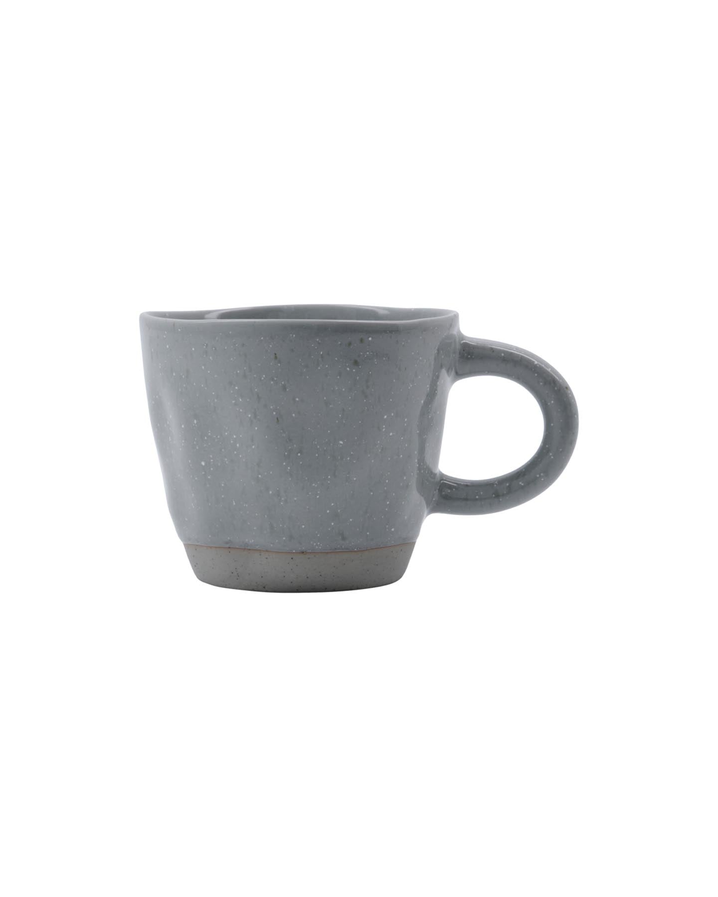 Erleben Sie stilvolle Gemütlichkeit mit der HDVida Tasse in Hellblau von House Doctor. Handgefertigt, einzigartig und perfekt für jede Gelegenheit.