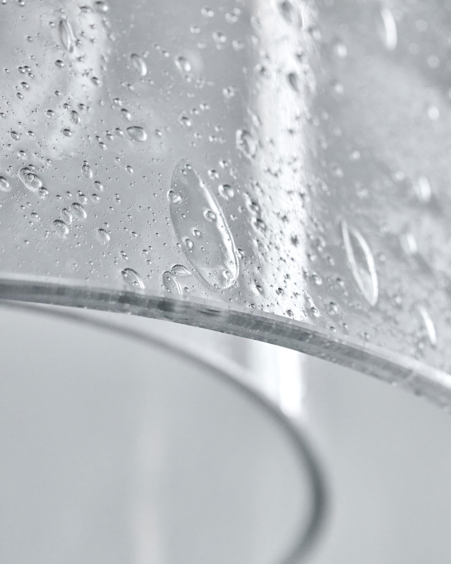 Entdecken Sie die HDBell Pendelleuchte von House Doctor – ein elegantes, mundgeblasenes Glasdesign, das jedem Raum Leichtigkeit und Stil verleiht.