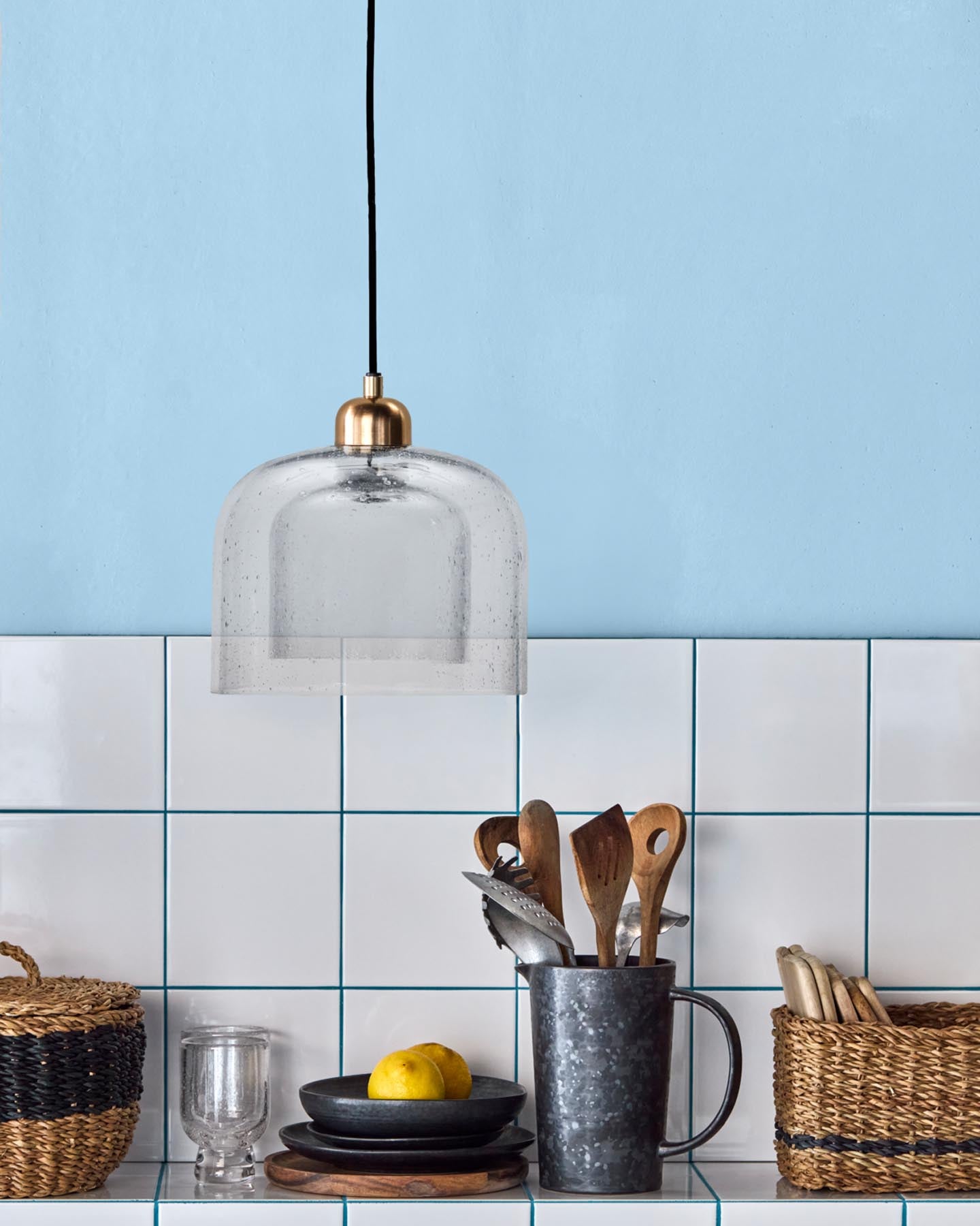 Erleben Sie die HDBell Pendelleuchte von House Doctor – ein einzigartiges, handgefertigtes Lichtobjekt aus klarem Glas, das Eleganz und Atmosphäre in Ihr Zuhause bringt.