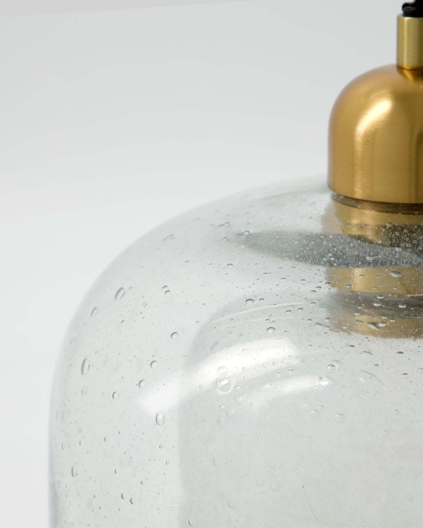 Entdecken Sie die HDBell Pendelleuchte von House Doctor – ein kunstvolles, mundgeblasenes Glasdesign, das stilvolle Eleganz und einladendes Licht in jeden Raum bringt.