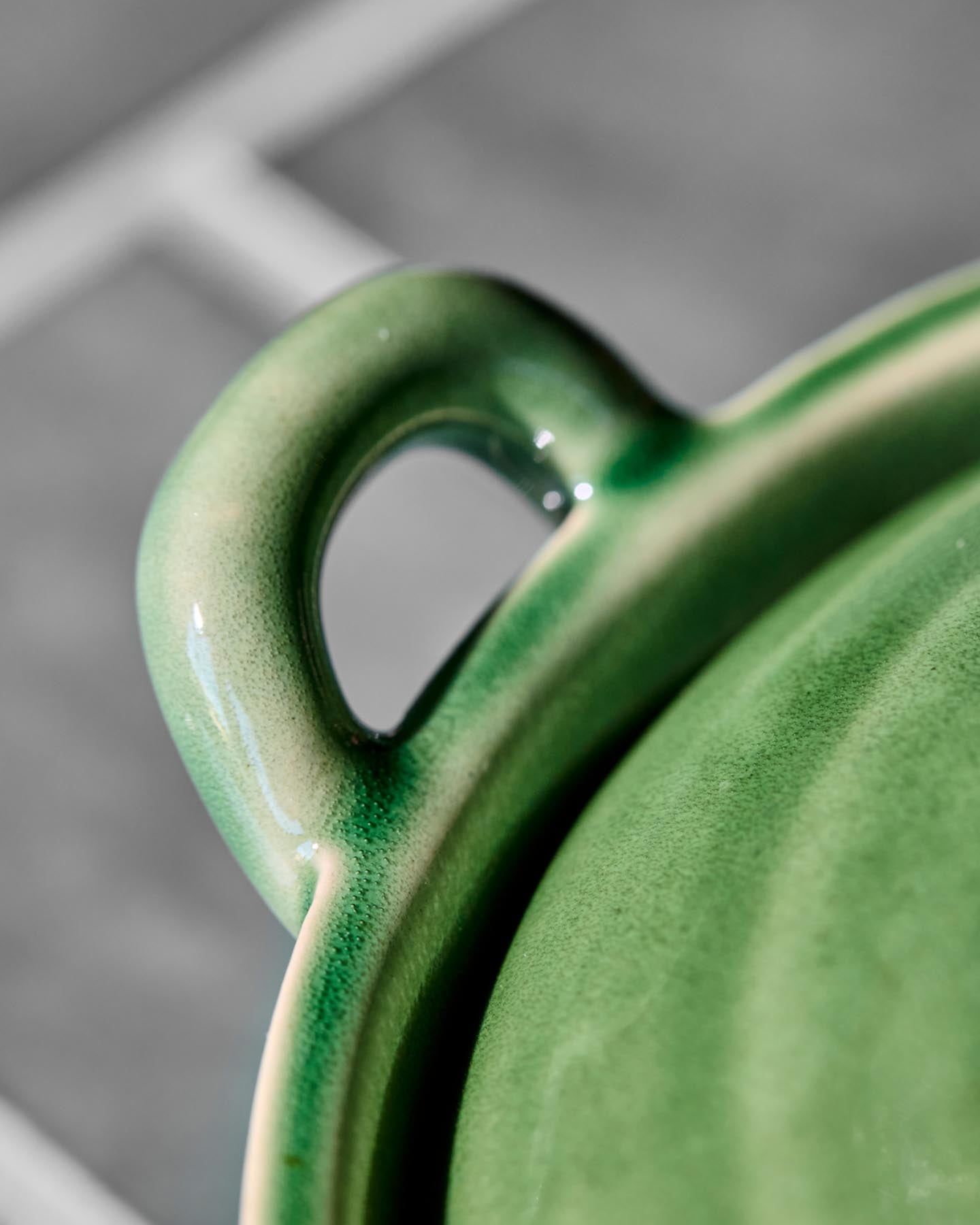 Entdecken Sie das stilvolle Glas mit Deckel HDDiva in Grün von House Doctor – ein handgefertigtes Unikat für Ihre Küche, ideal zur Aufbewahrung und Dekoration.