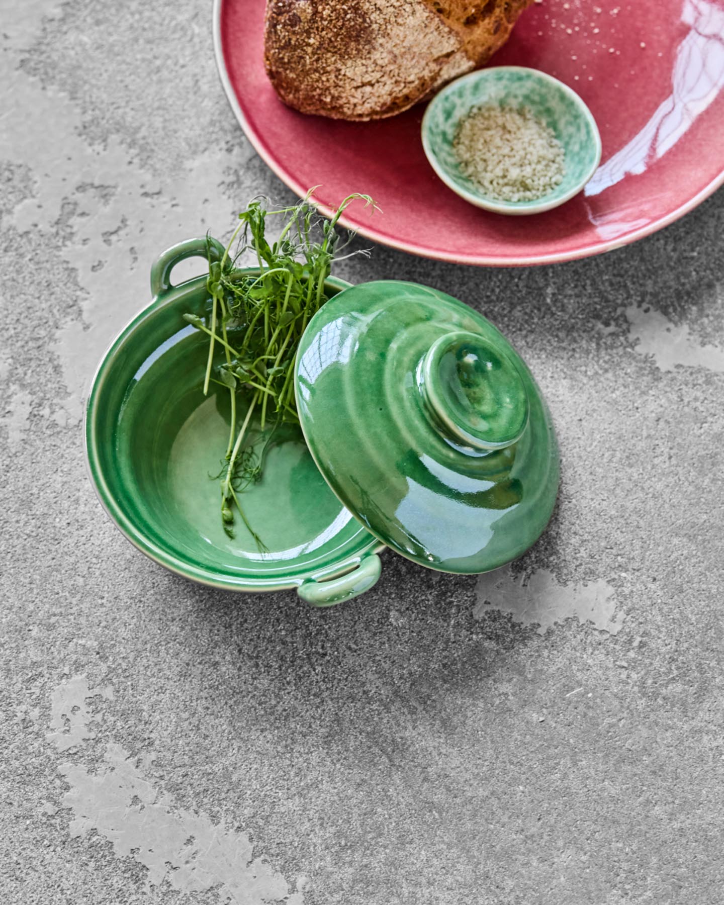 Erleben Sie das elegante Glas mit Deckel HDDiva in Grün von House Doctor – ein praktisches und dekoratives Highlight für Ihre Küche.