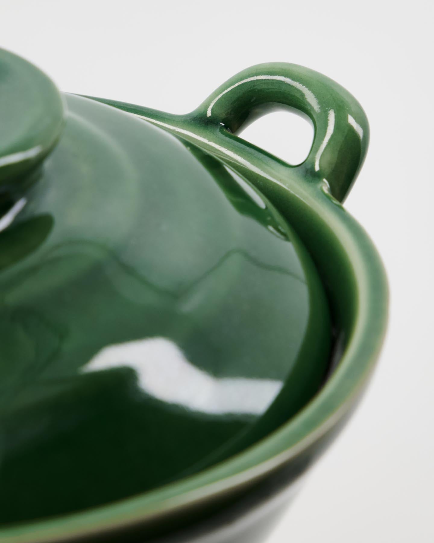 Entdecken Sie das stilvolle Glas mit Deckel HDDiva in Grün von House Doctor – ein einzigartiges, handgefertigtes Küchenaccessoire für praktische Aufbewahrung.