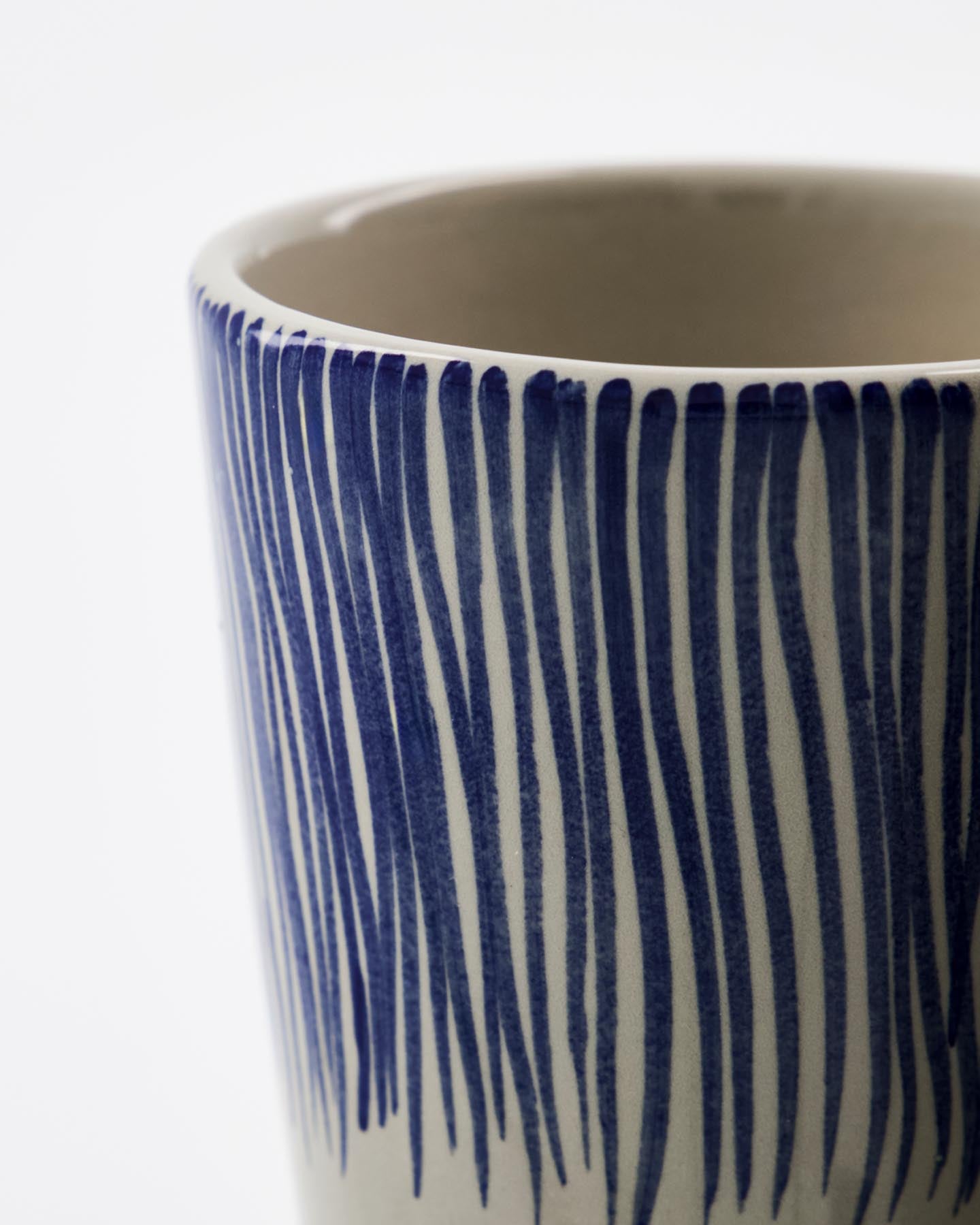 Genießen Sie stilvolle Momente mit der HDDiva Tasse Blau von House Doctor – ein einzigartiges, handbemaltes Steinzeug-Set für Ihr Zuhause.