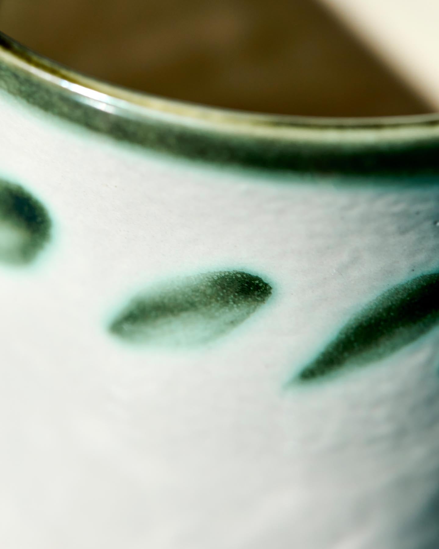 Entdecken Sie die handgefertigte Tasse HDDiva in nostalgischem Grün von House Doctor. Ideal für stilvolle Kaffeepausen und besondere Anlässe.