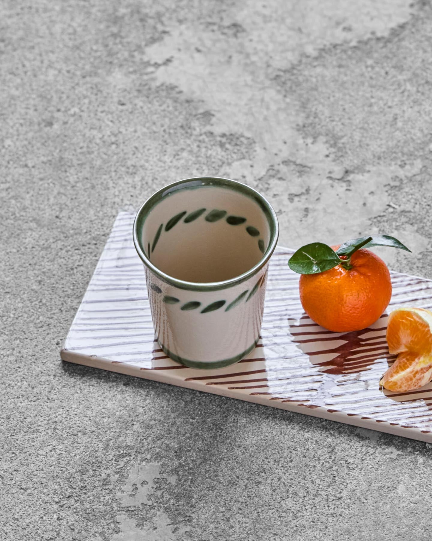 Genießen Sie Ihren Kaffee stilvoll mit der einzigartigen Tasse HDDiva in Grün von House Doctor. Handgemalt und perfekt für jeden Anlass.