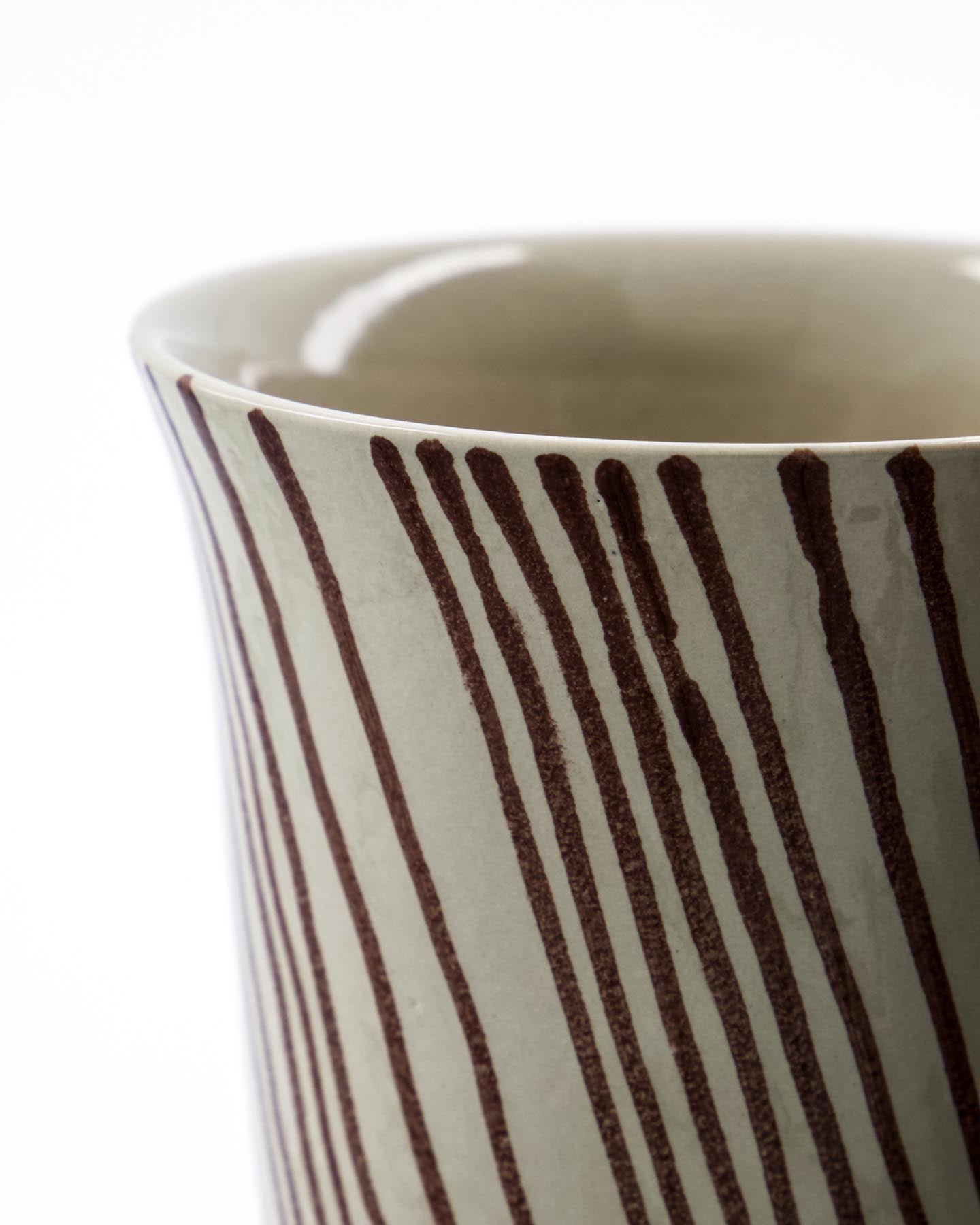 Entdecken Sie die HDDiva Tasse Braun von House Doctor – ein stilvolles, handgemaltes Unikat, das Ihren Tisch verschönert und jeden Moment besonders macht.