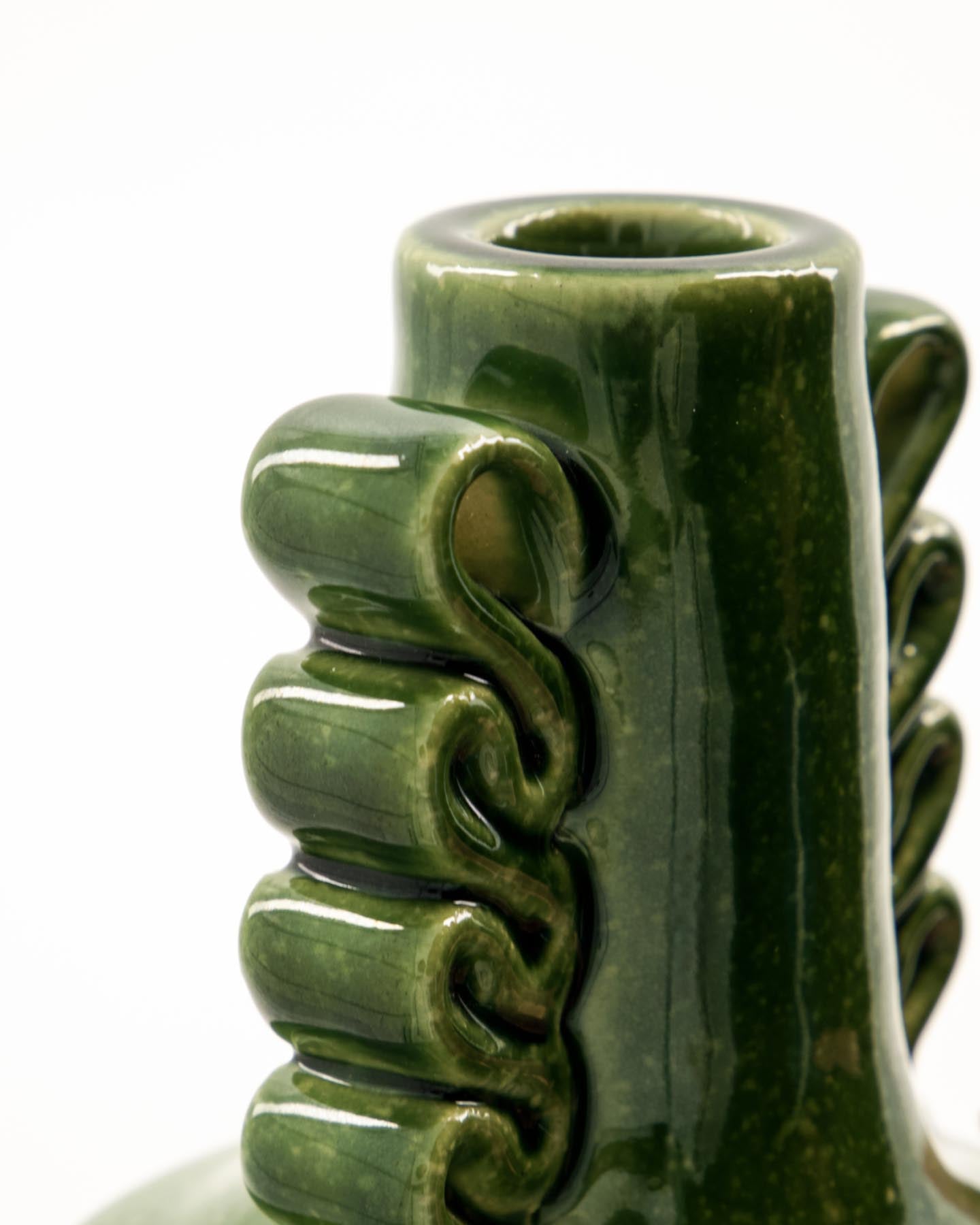 Entdecken Sie den handgefertigten Kerzenständer HDDiva in Grün von House Doctor – ein stilvolles Highlight für Ihr Zuhause, das Eleganz und Kreativität vereint.