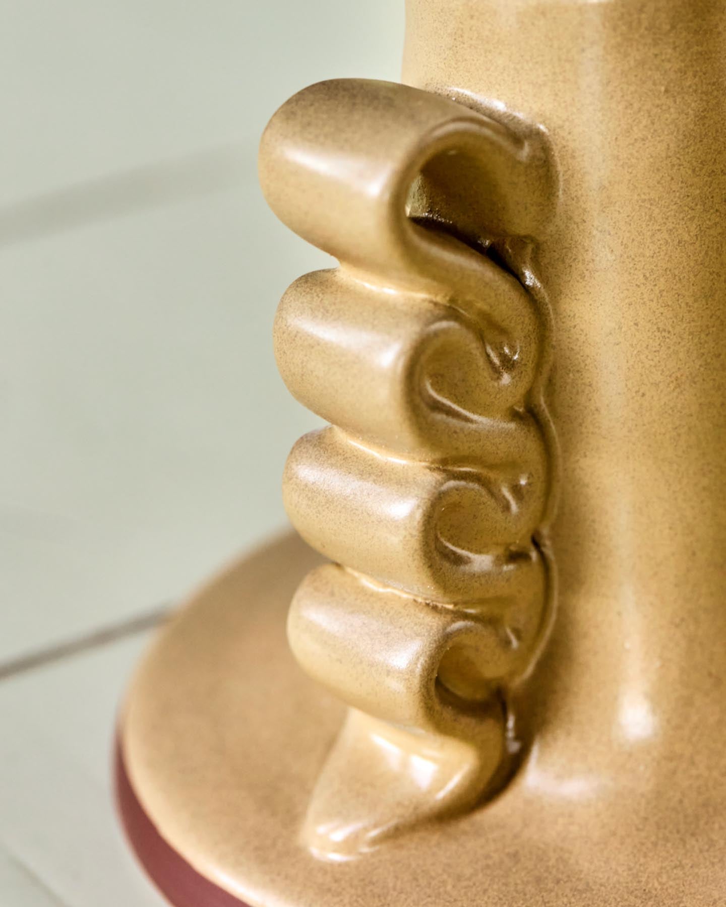 Entdecken Sie den handgefertigten Kerzenständer HDDiva Sand von House Doctor – ein stilvolles Accessoire, das jedem Raum Eleganz verleiht.