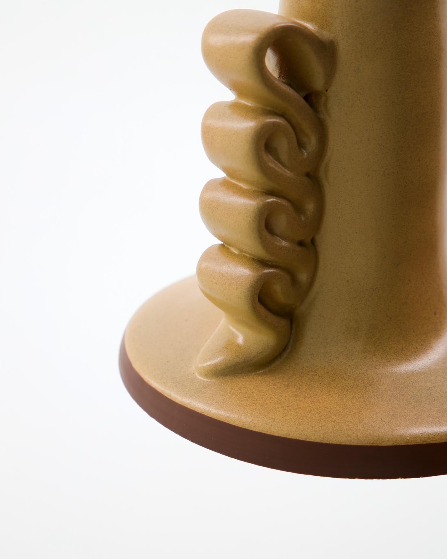 Setzen Sie stilvolle Akzente in Ihrem Zuhause mit dem handgefertigten Kerzenständer HDDiva Sand von House Doctor. Seine edle Glasur und geschwungenen Formen verleihen jedem Raum eine moderne Note.