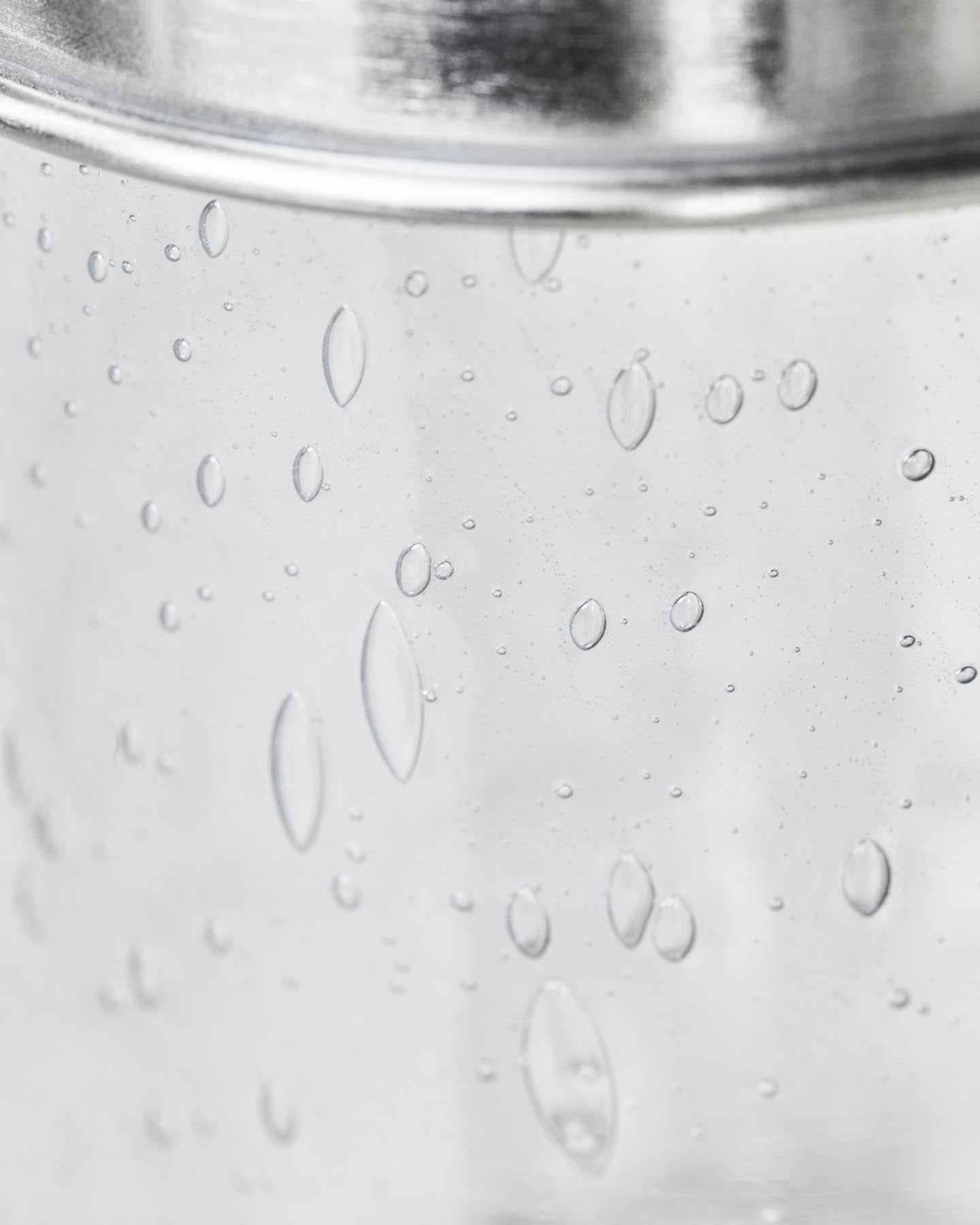 Entdecken Sie die elegante Laterne HDOmay Klar von House Doctor – handgefertigt aus mundgeblasenem Glas mit stilvollem Metalldeckel. Ideal für jede Jahreszeit!