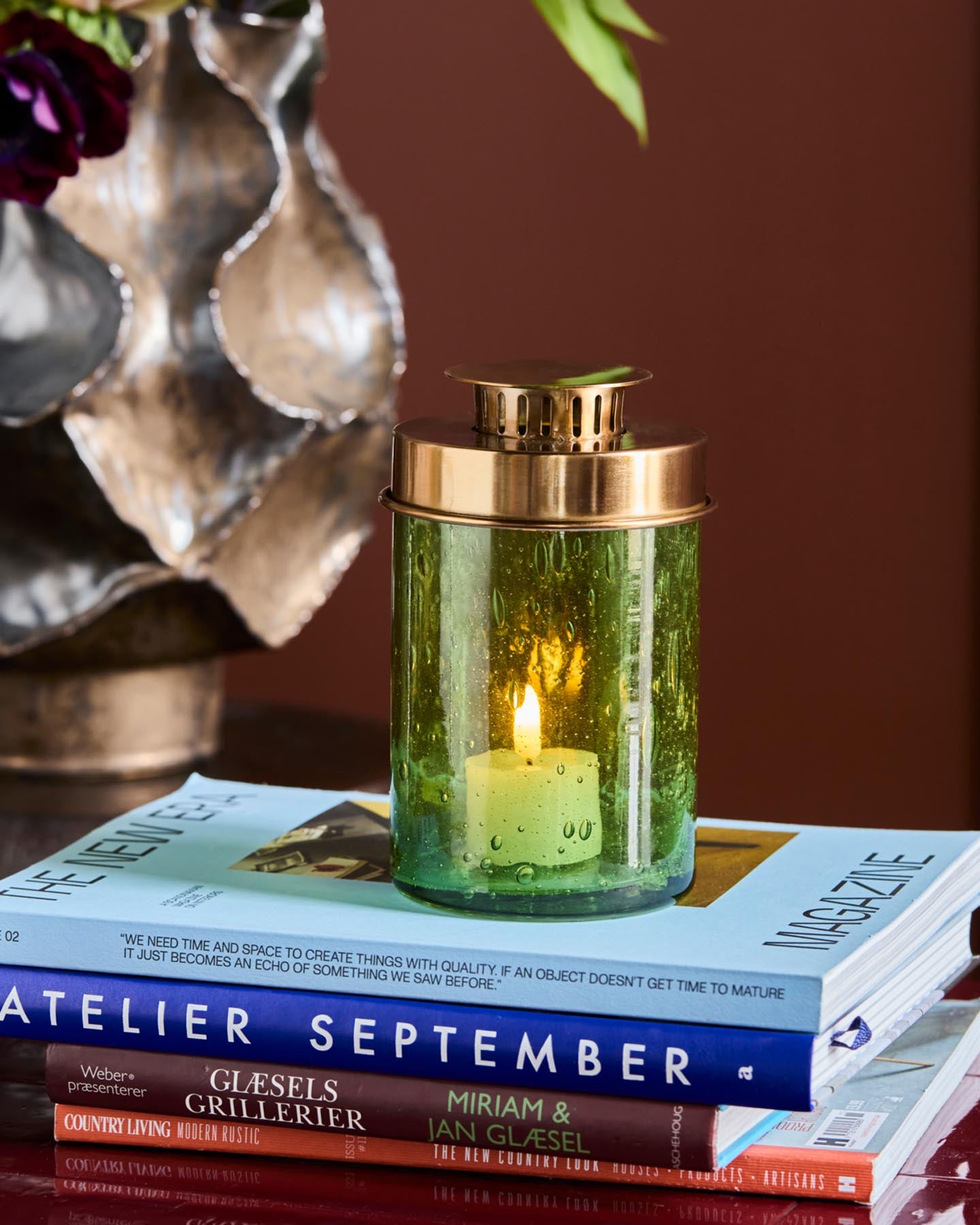 Verleihen Sie Ihrem Zuhause mit der Laterne HDOmay in Grün von House Doctor einen Hauch von Eleganz und Gemütlichkeit – ein Set aus zwei mundgeblasenen Unikaten.