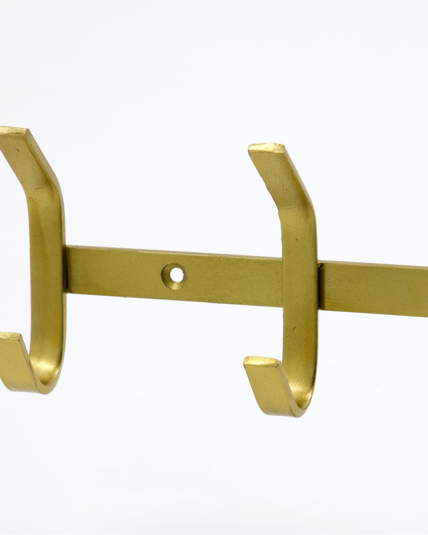 Verleihen Sie Ihrem Zuhause mit der goldenen Wandgarderobe Rack HDHank von House Doctor einen Hauch von Luxus und Ordnung. Ideal für jeden Raum!