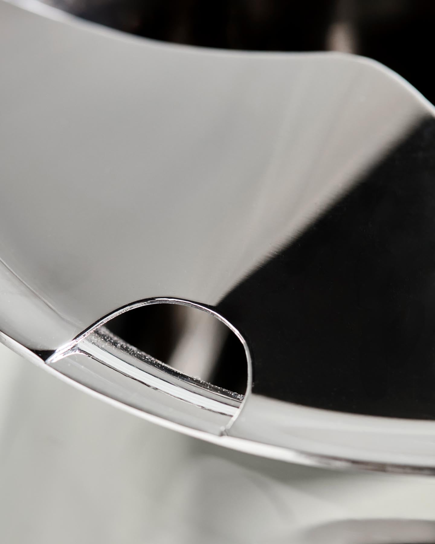 Entdecken Sie die elegante Kanne HDJug von House Doctor mit glänzendem Silber-Finish. Ideal für stilvolle Anlässe und als dekoratives Highlight.