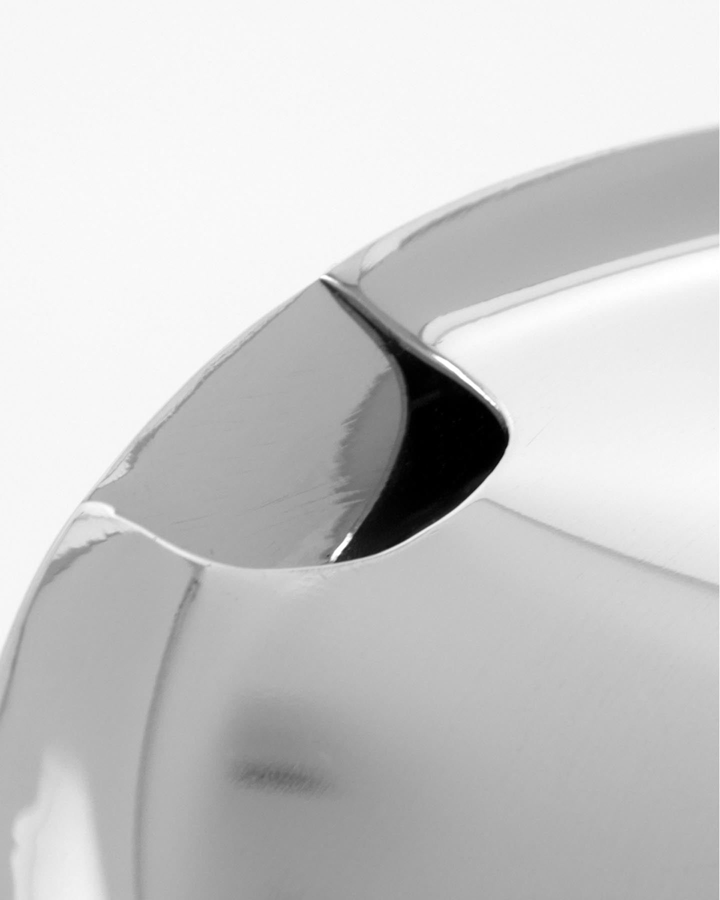 Entdecken Sie die elegante Kanne HDJug von House Doctor. Mit ihrem glänzenden Silber-Finish und der robusten Verarbeitung ist sie ideal für jeden Anlass.