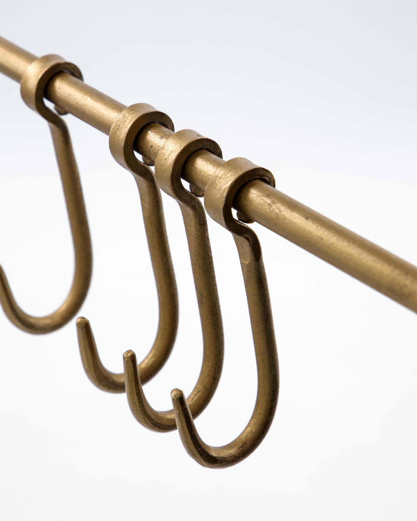 Verleihen Sie Ihrem Zuhause mit dem stilvollen Rack HDHooks von House Doctor einen Hauch von Eleganz. Handgefertigt aus Eisen, bietet es sechs versetzbare Haken für vielseitige Nutzung.