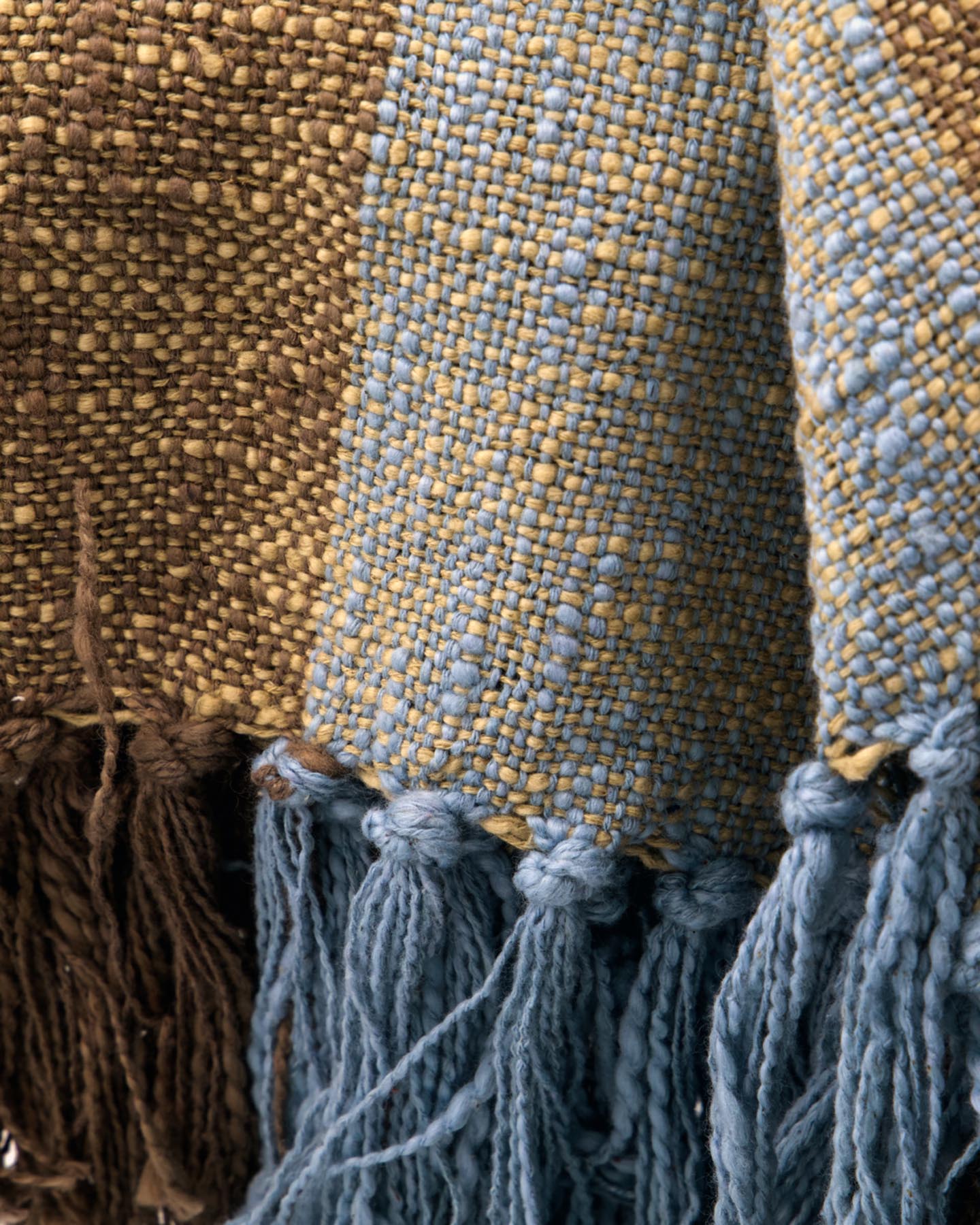 Die HDPonra Wolldecke von House Doctor in Braun und Hellblau bietet elegantes Design und kuschelige Baumwolle. Perfekt für jedes Zuhause!