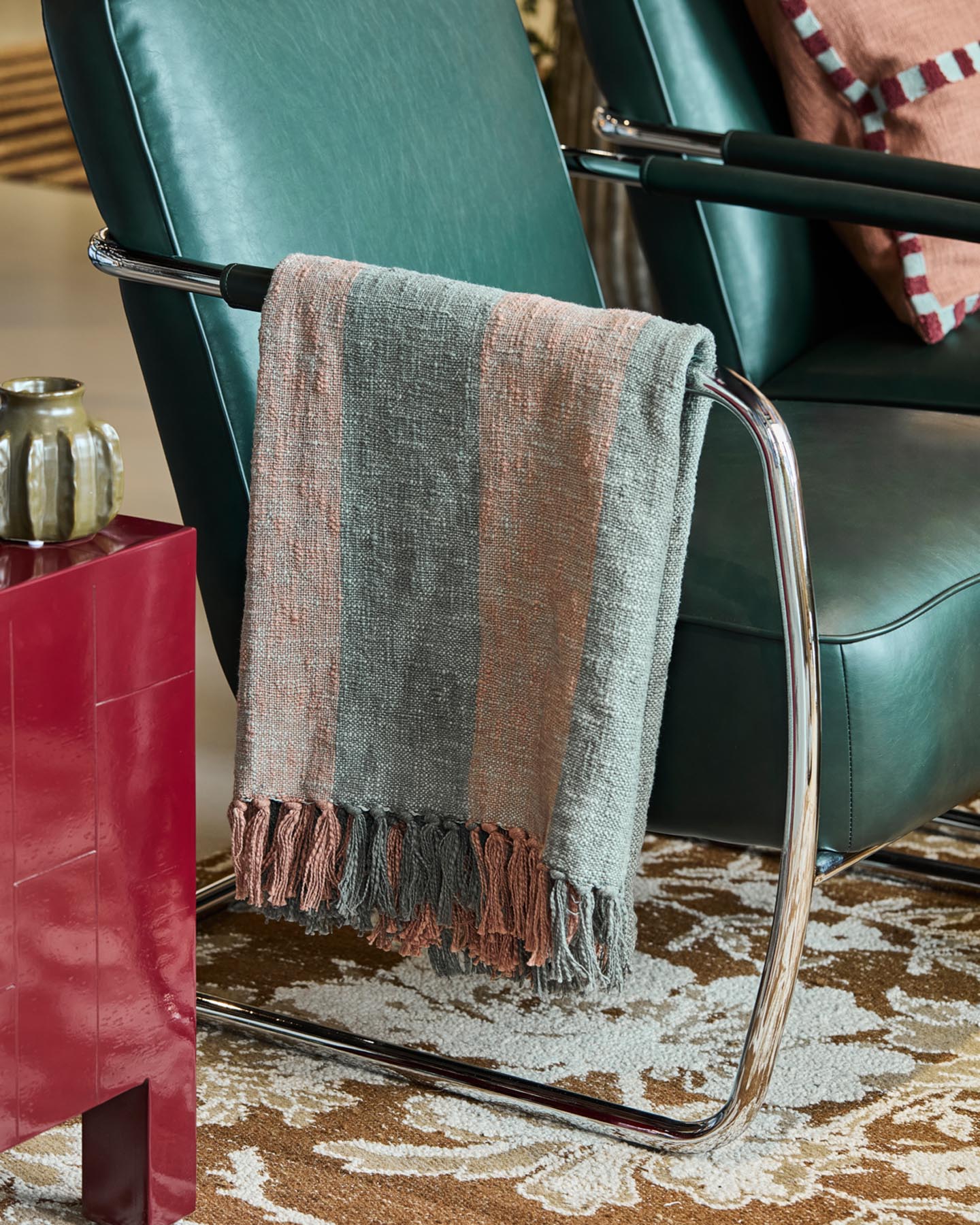 Entdecken Sie die handgewebte HDPonra Decke in Khaki und Burned Red von House Doctor – ein stilvolles Accessoire für Ihr Zuhause, das Komfort und Eleganz vereint.