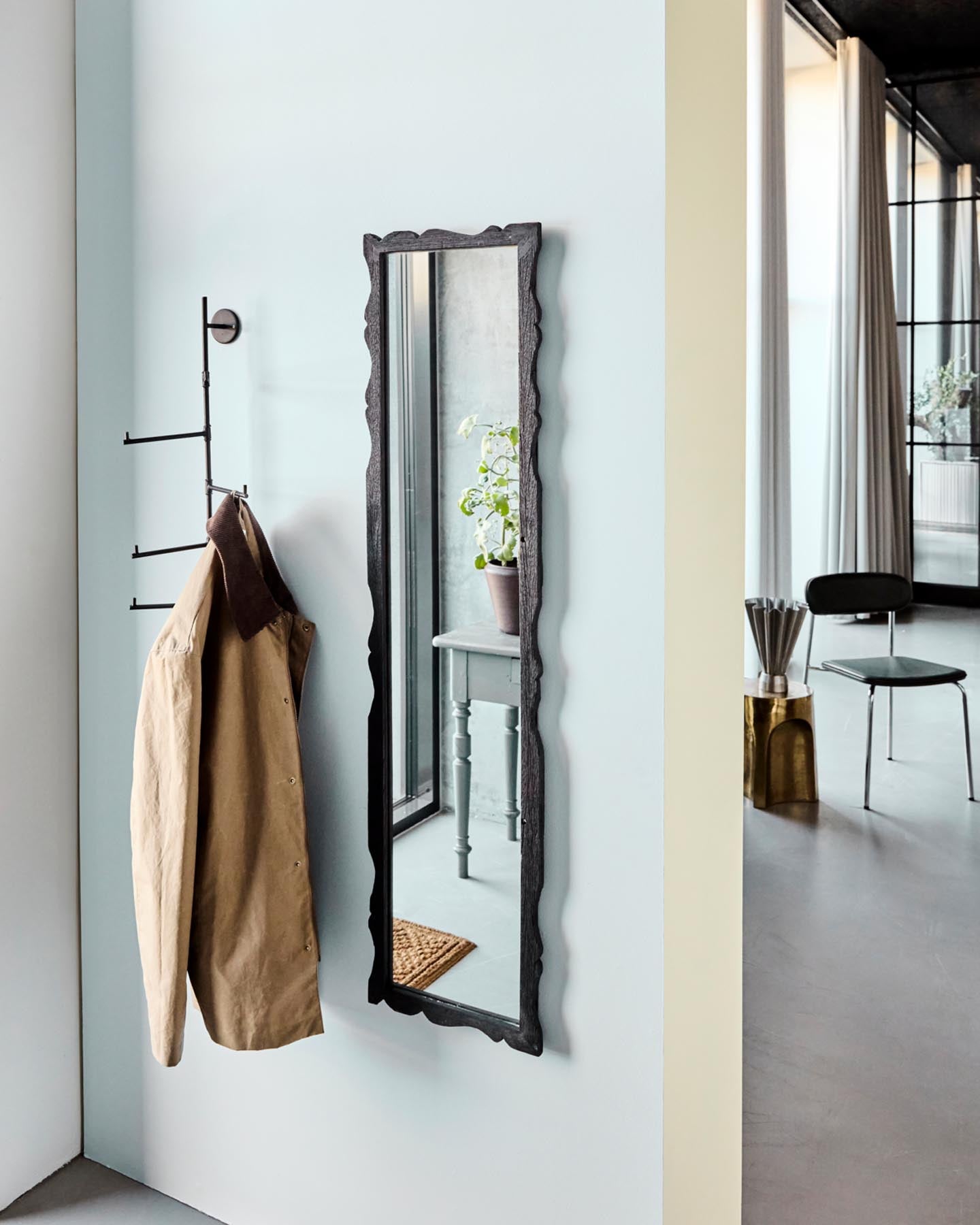 Der HDCarve Spiegel von House Doctor ist ein handgefertigtes Unikat aus recyceltem Holz, das mit seiner wellenförmigen Form jeden Raum aufwertet.