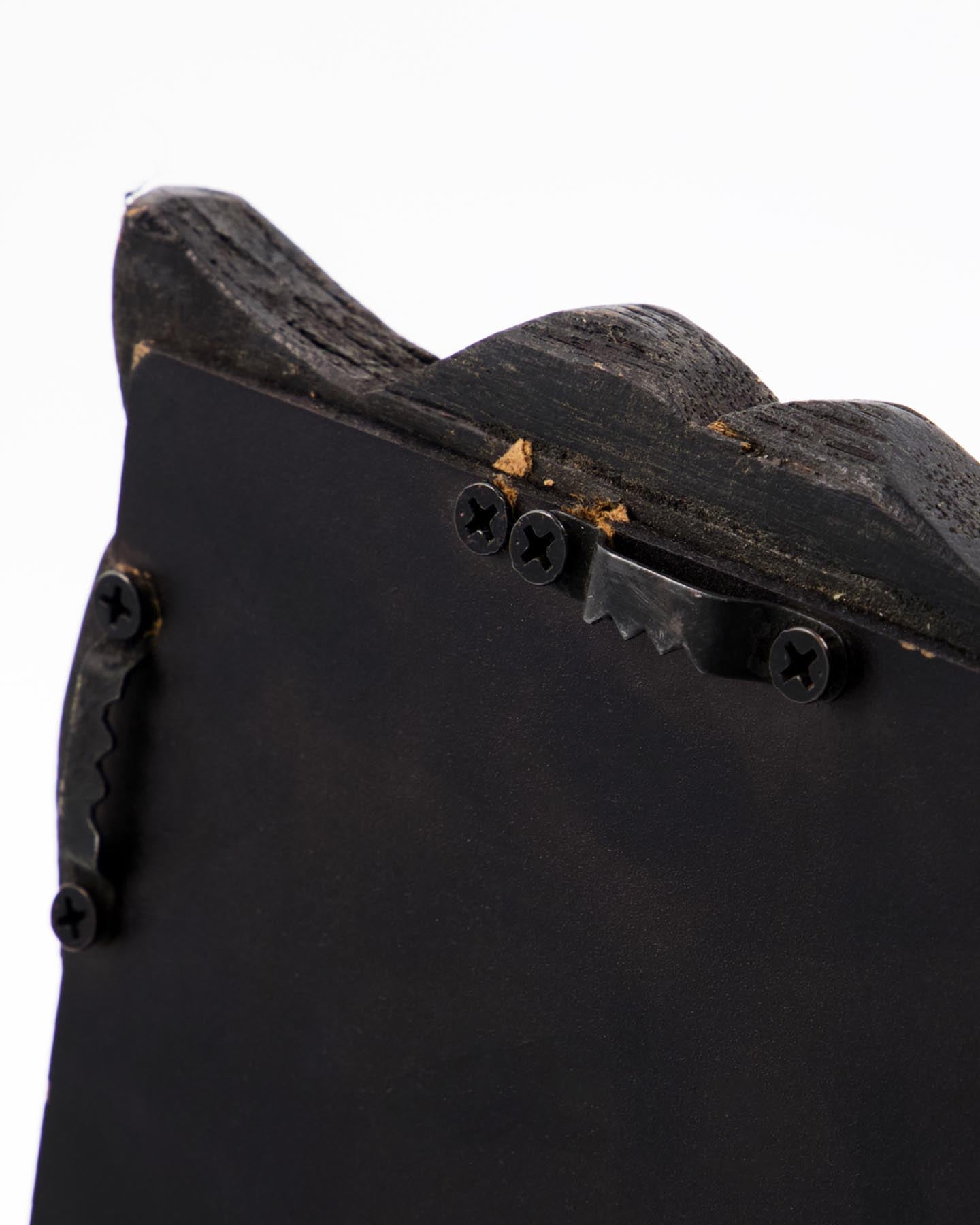 Der HDCarve Spiegel von House Doctor ist ein handgefertigtes Unikat aus recyceltem Holz, das jedem Raum mit seiner wellenförmigen Form und warmen Ausstrahlung Charakter verleiht.