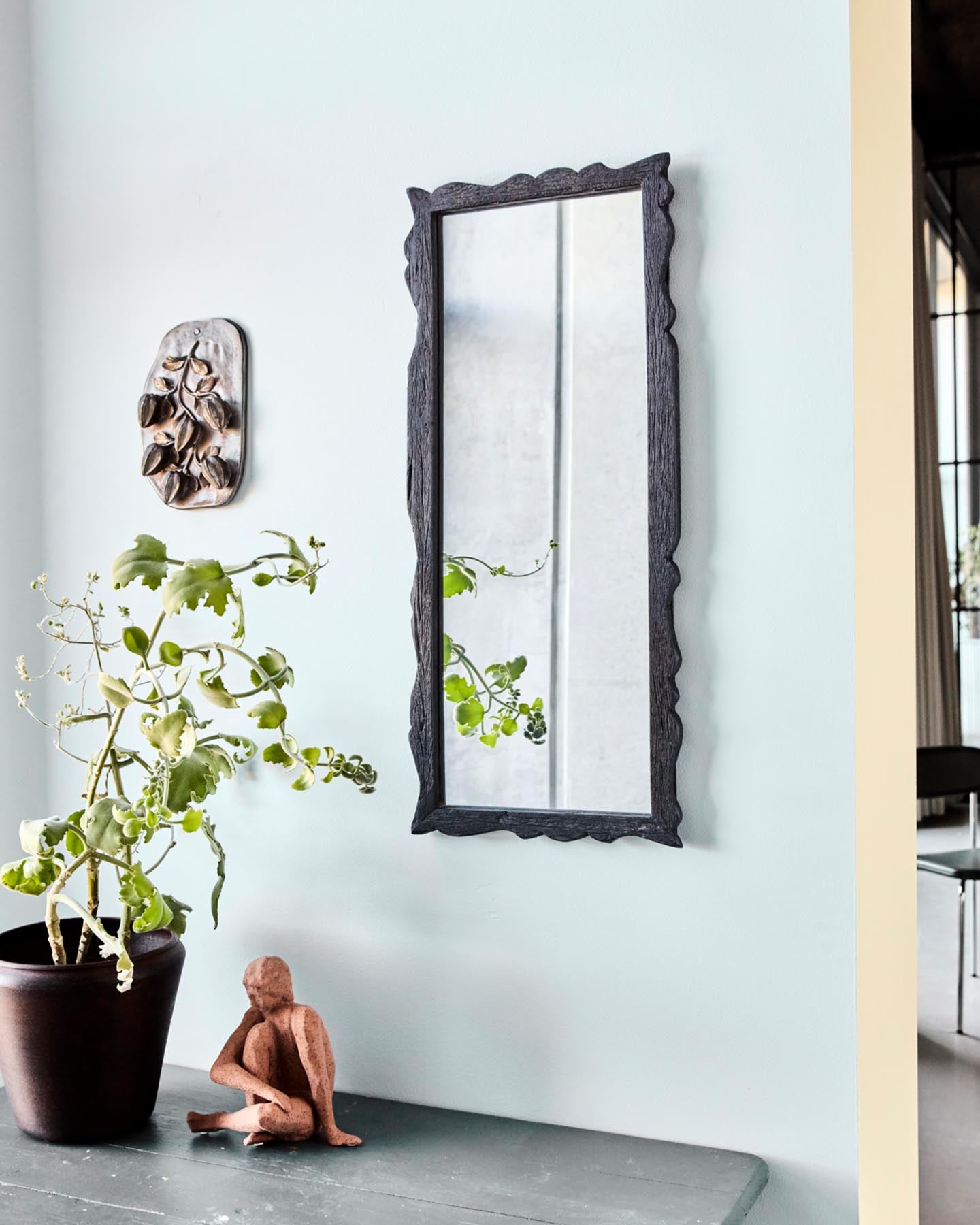 Entdecken Sie den einzigartigen HDCarve Spiegel in Braun von House Doctor – handgefertigt aus recyceltem Holz, mit einem charmanten, wellenförmigen Design.