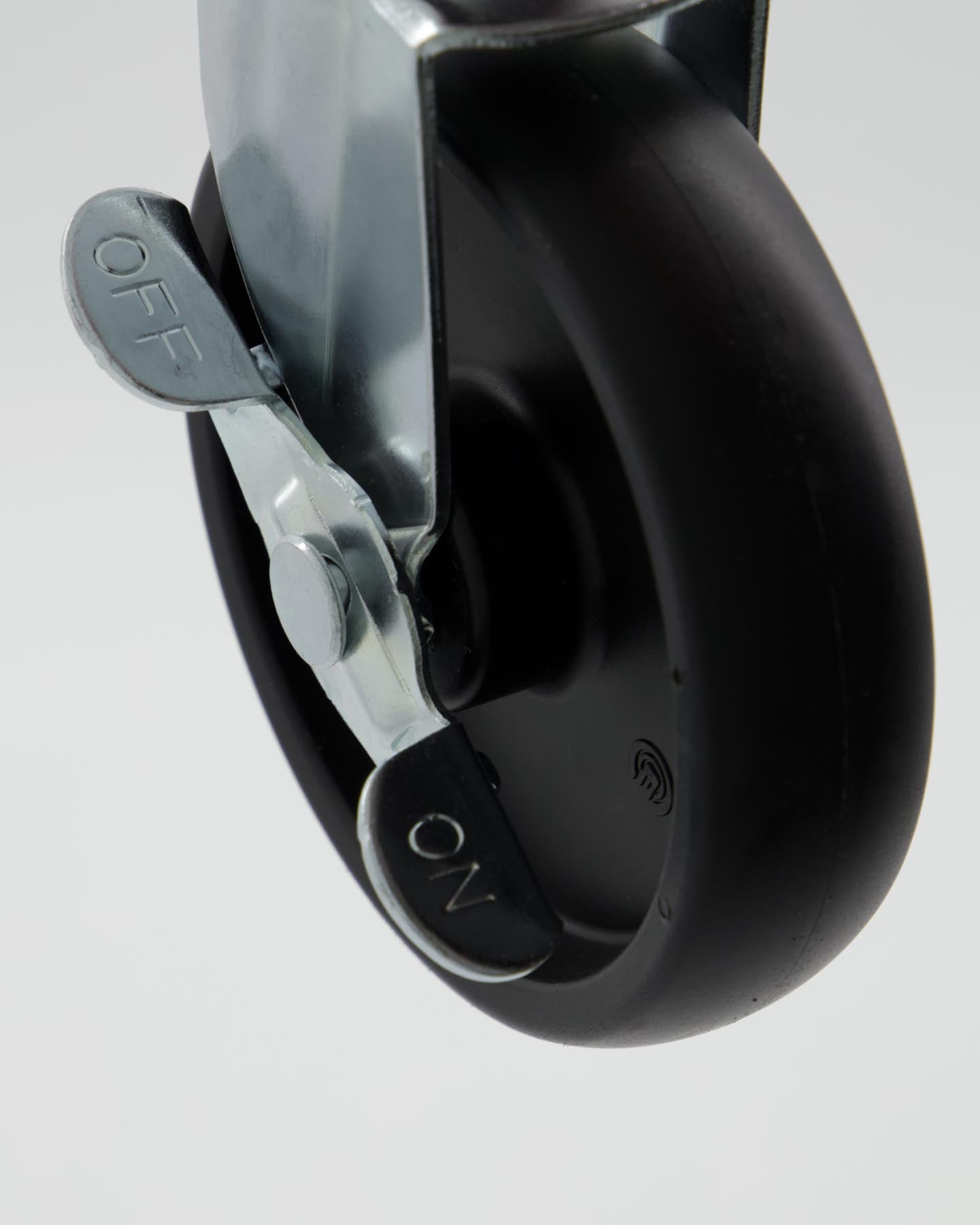 Stylischer Kleiderständer HDRobe von House Doctor im Silber-Finish. Praktisch und elegant für jeden Raum – ideal für Ihre Kleidung und Accessoires.