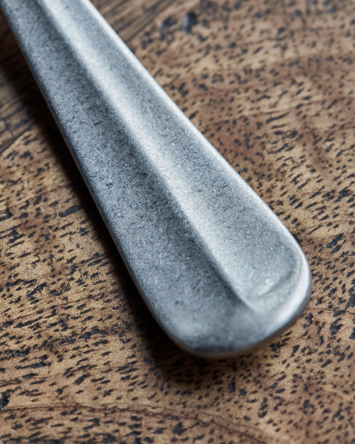 Stilvolles Besteckset HDMora in edlem Silber-Finish, perfekt für festliche Anlässe und geschmackvolle Tischgestaltungen.