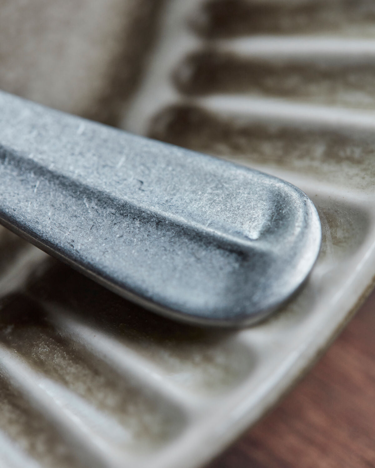 Schlichtes und modernes Buttermesser aus der HDMora-Kollektion, veredelt mit einem edlen Silber-Finish für ansprechende Tischpräsentation.