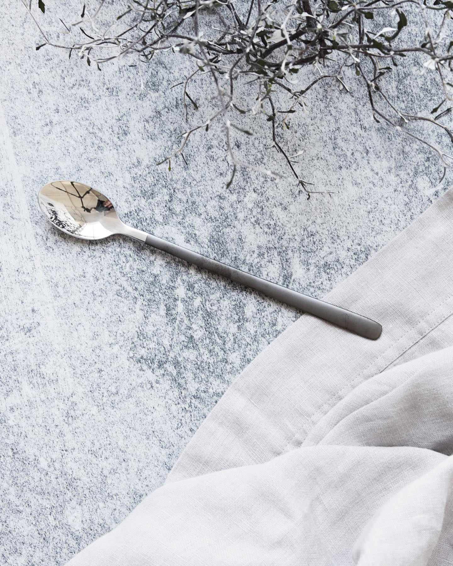 Entdecken Sie die eleganten langen Löffel HDOx von House Doctor in Schwarz und Silber. Ideal für stilvolle Anlässe und hochwertige Tischgestaltung.