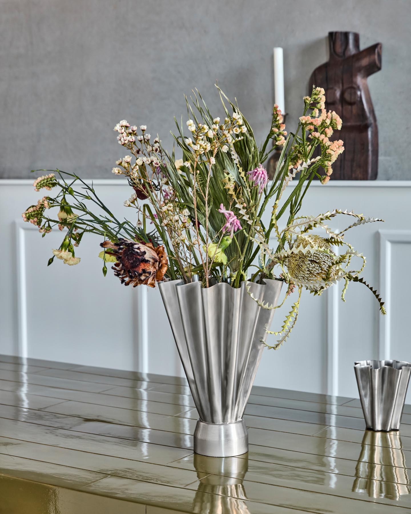 Verleihen Sie Ihrem Raum mit der einzigartigen Vase HDFlood von House Doctor im gebürsteten Silber-Finish einen modernen Akzent. Handgefertigt und vielseitig!