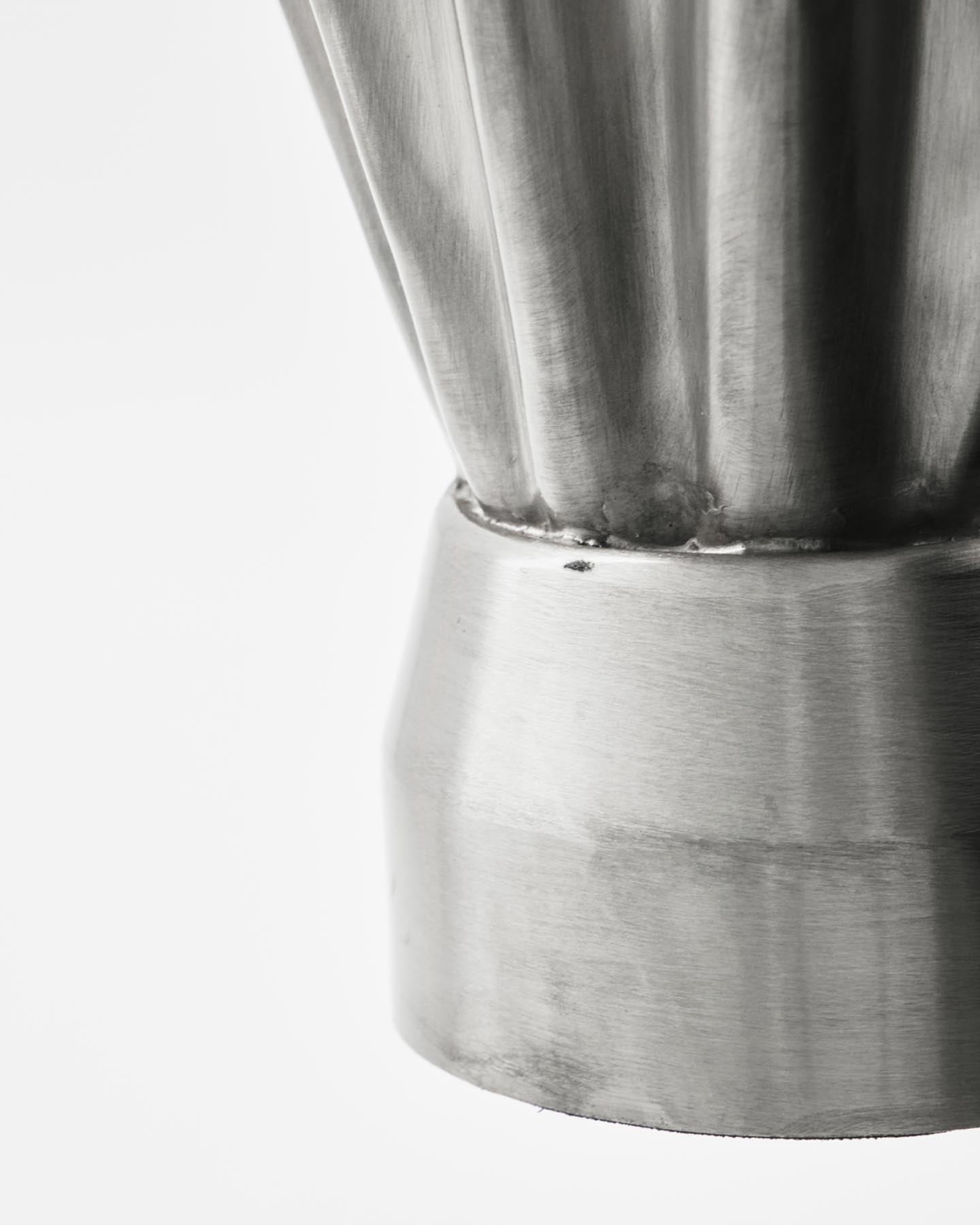 Setzen Sie stilvolle Akzente mit der handgefertigten Vase HDFlood von House Doctor. Ihr elegantes gebürstetes Silber-Finish verleiht jedem Raum Glanz.